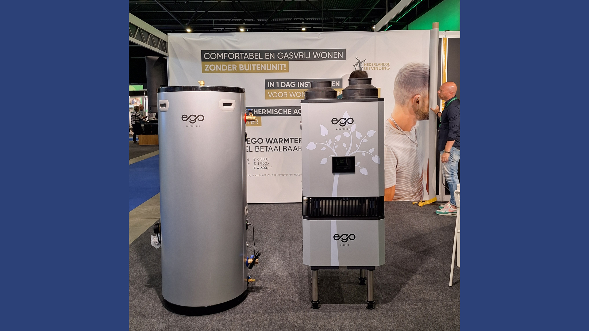 Beursopstelling Ego warmtepomp en buffervat. Rechts op de foto Patrick van Buuren, die de laatste hand legt aan de stand - foto: Margo van Voskuilen
