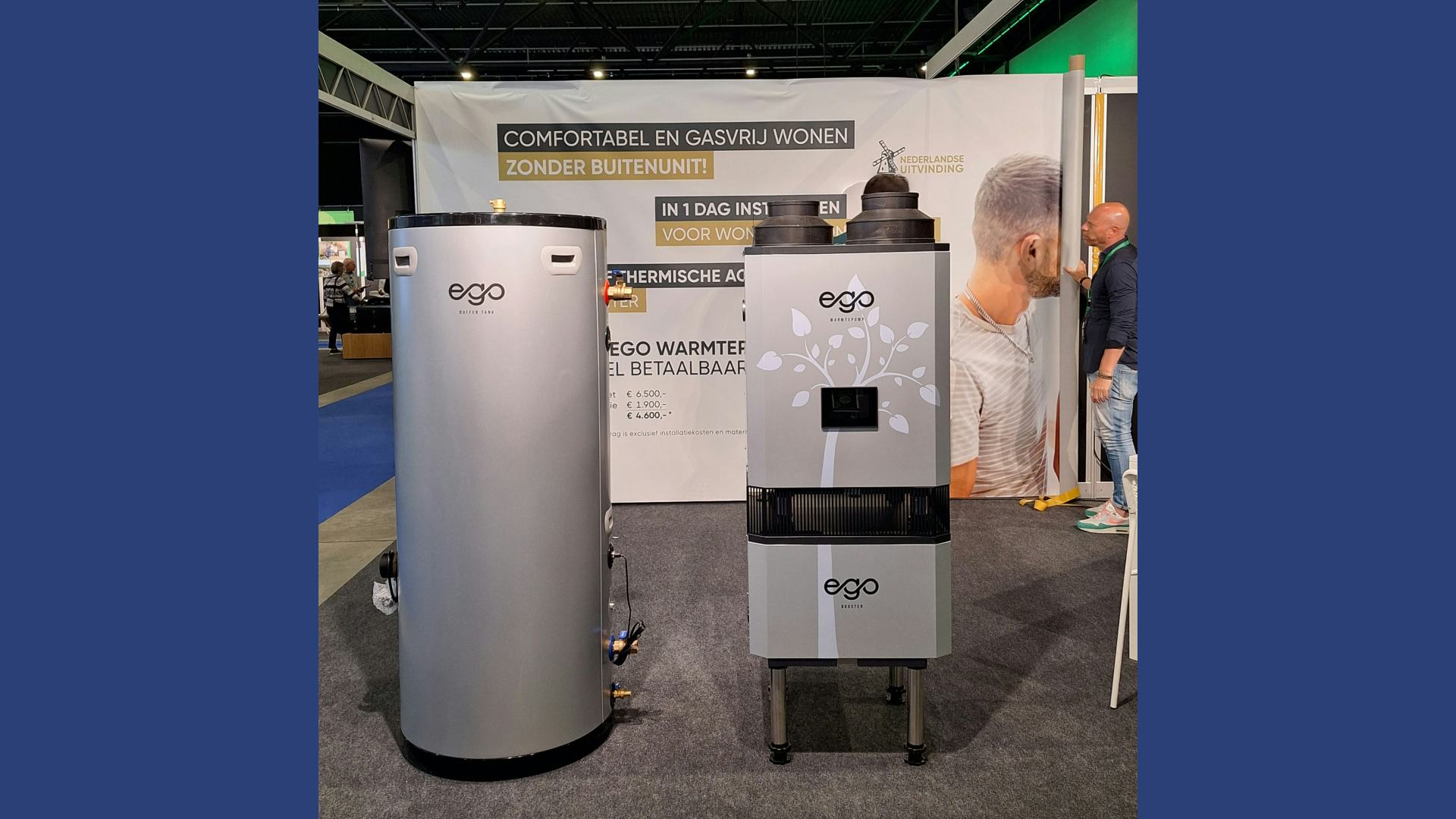 Beursopstelling Ego warmtepomp en buffervat. Rechts op de foto Patrick van Buuren, die de laatste hand legt aan de stand - foto: Margo van Voskuilen