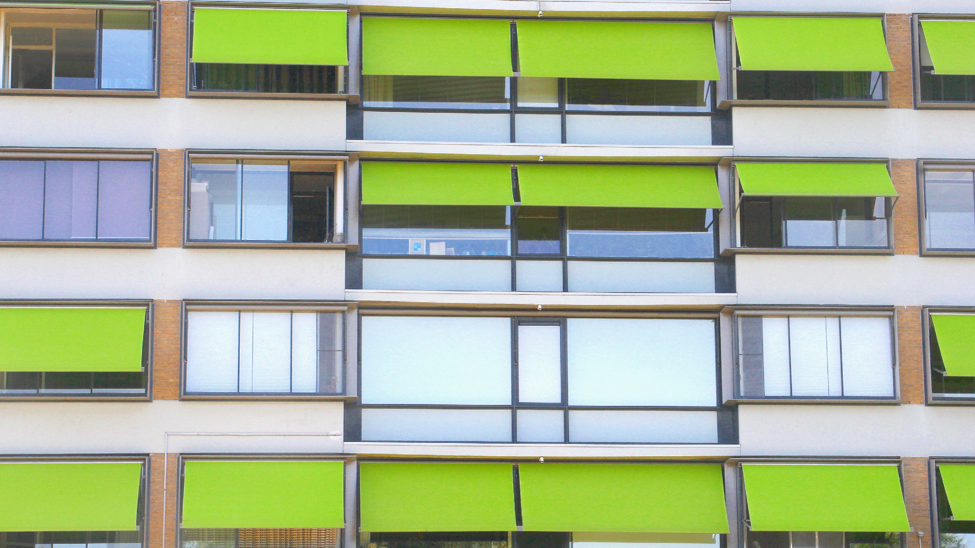 Zonder zonwering stijgt de koelbehoefte aanzienlijk, met zonwering veel minder - beeld: Inge Hogenbijl/Shutterstock.com