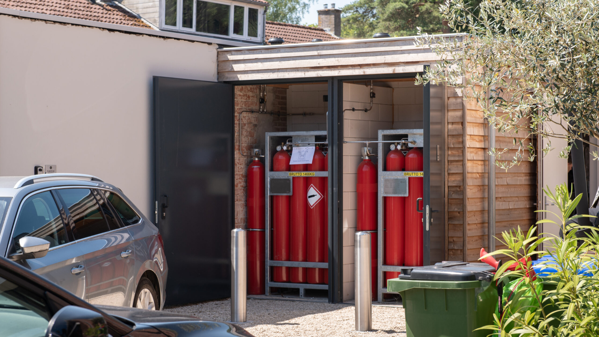 Compacte schuurtjes bieden plek aan de waterstofunits, 2 x 950 liter. Beeld: Studio Sven