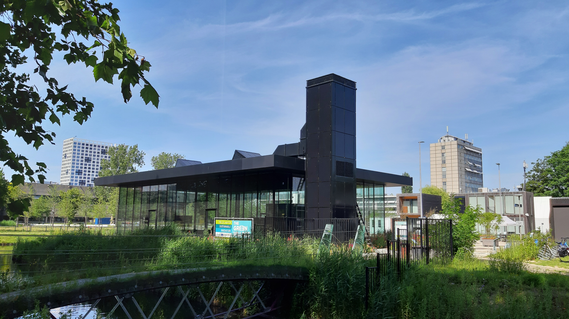 Het Co-Creation Center op de TU Delft is een gebouw dat vrijwel volledig leunt op passieve technieken en natuurlijke regelprincipes. Foto: Margo van Voskuilen