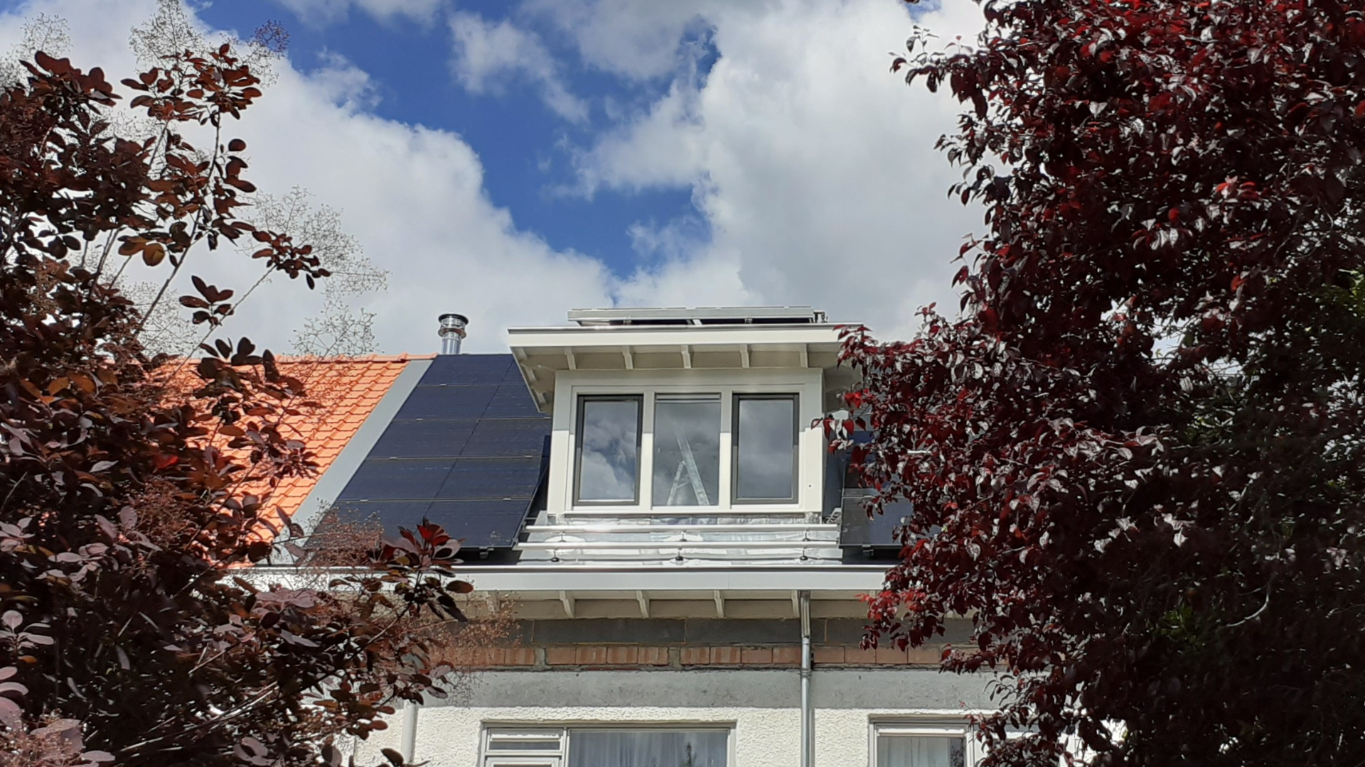 PVT-panelen en zonnecollectoren op het dak van de jaren-'30-woning. Foto: Marcel de Bruijn