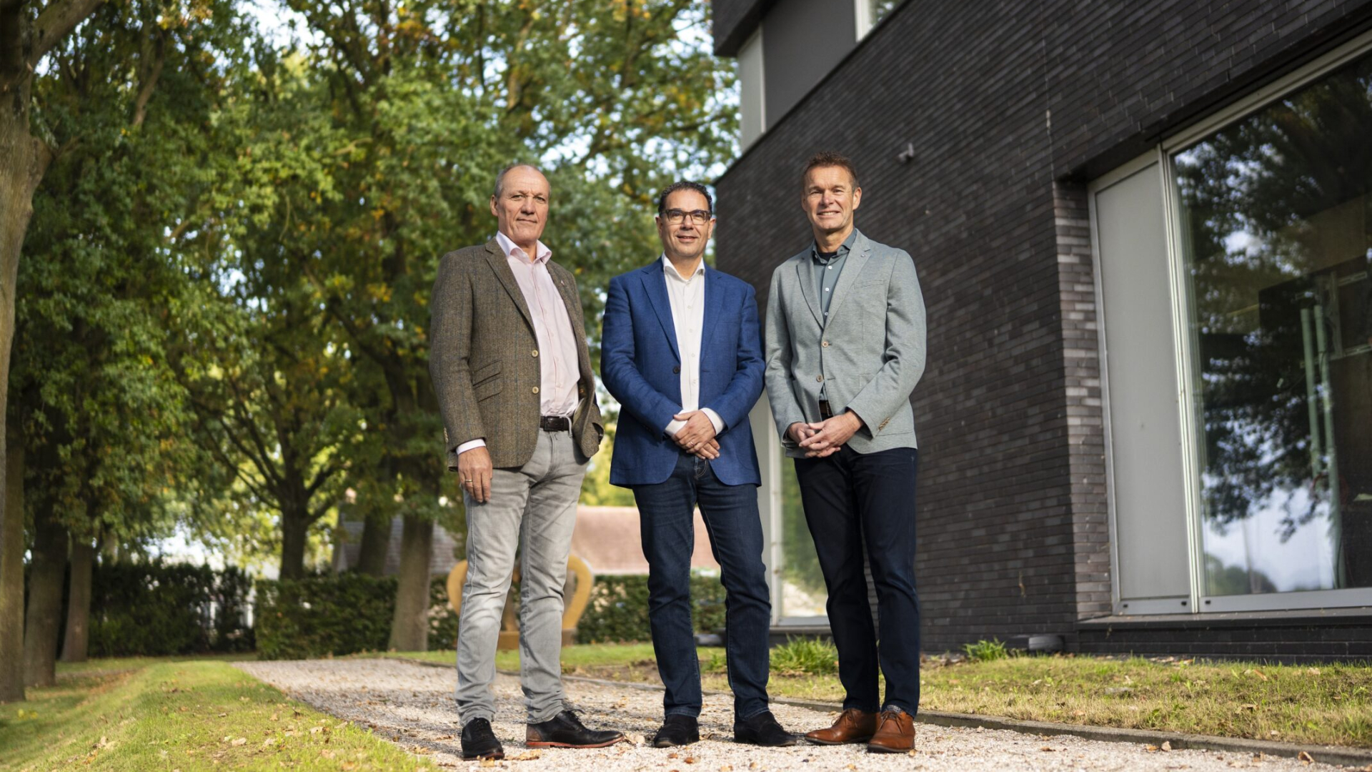V.l.n.r: Henny de Haas, algemeen directeur Hoppenbrouwers, Peter van Galen, algemeen directeur Centragas Van Galen, Bas Ceelen, overname & integratiedirecteur Hoppenbrouwers. Beeld: The Creators Hub - Sanne Marcellis.