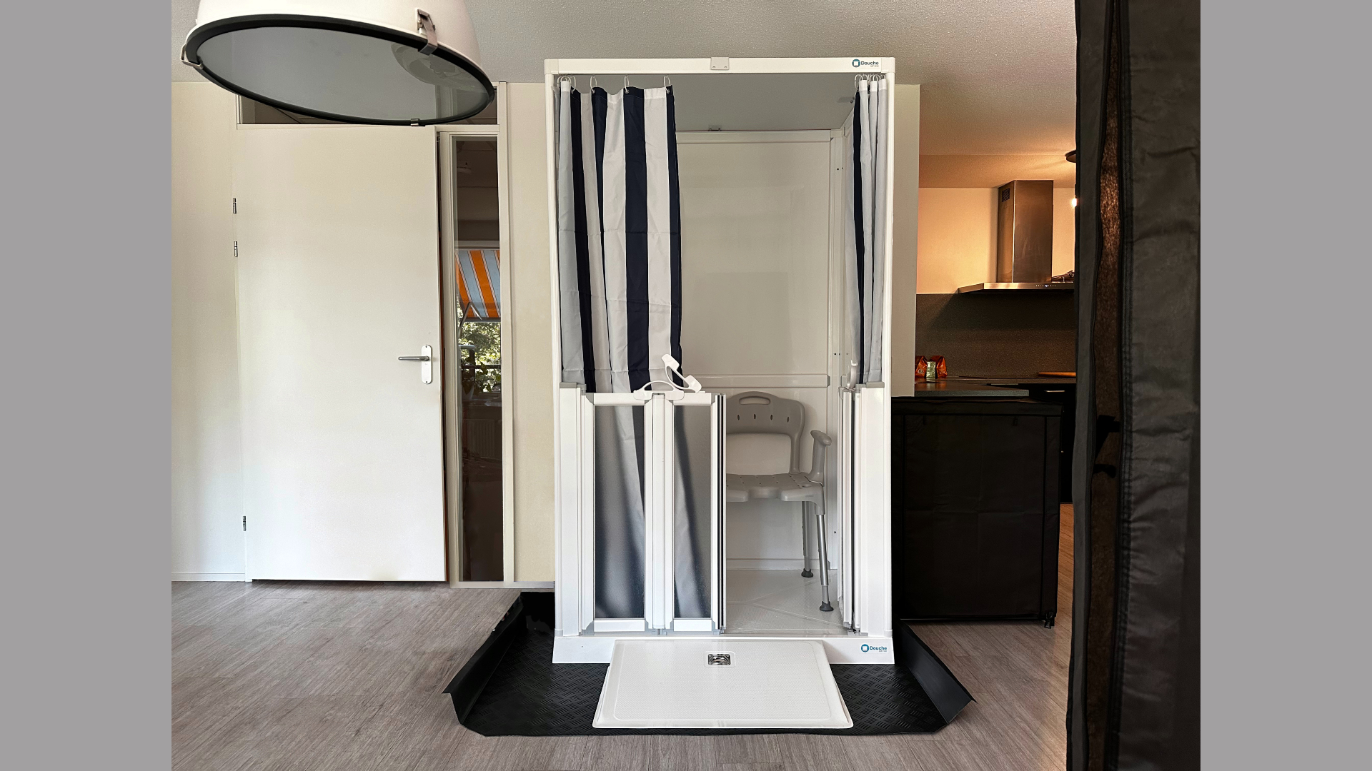 Zorgdouche in de woonkamer, foto: Delfion