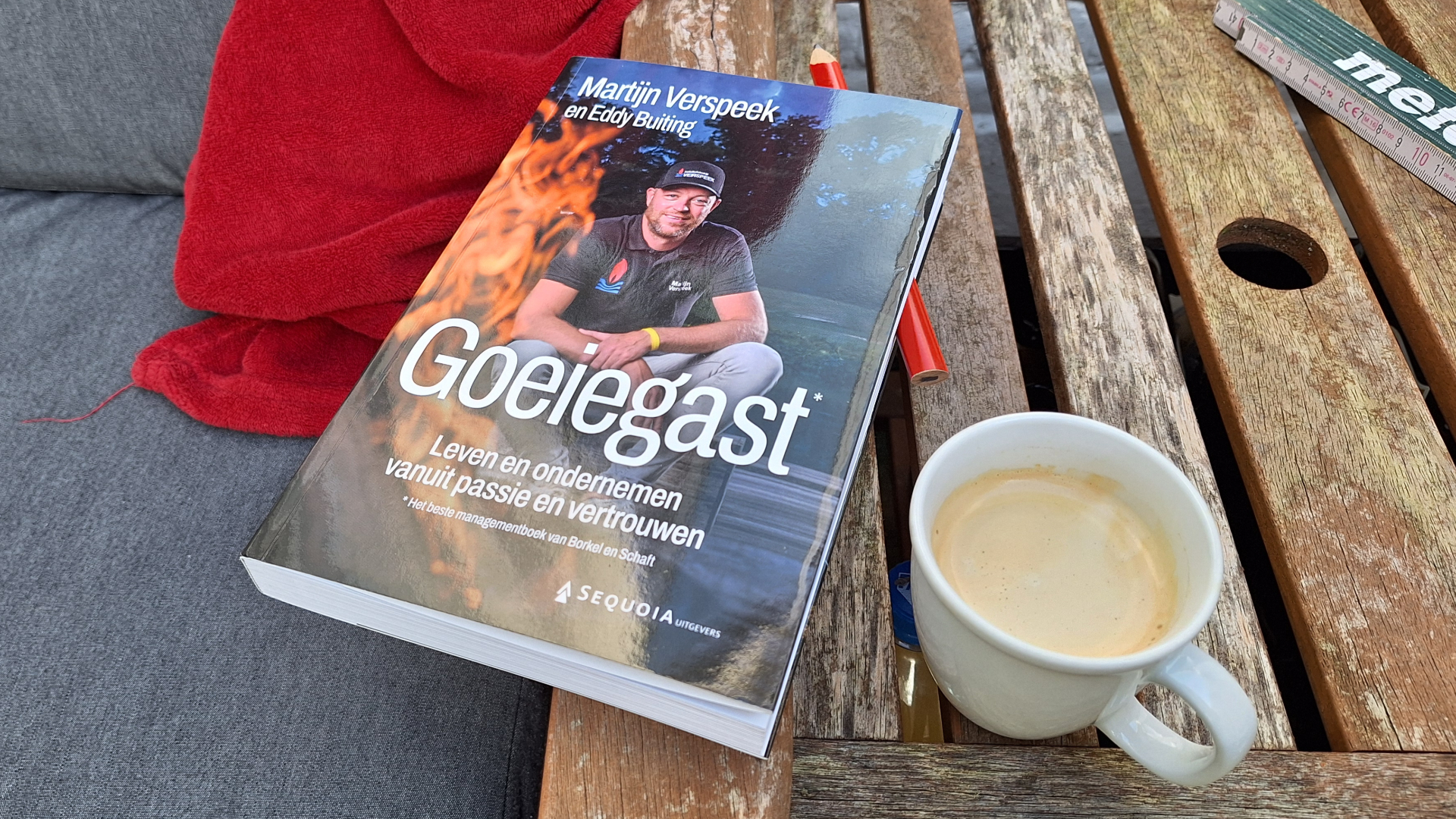 Kopje koffie erbij, en lezen maar... Foto: Margo van Voskuilen