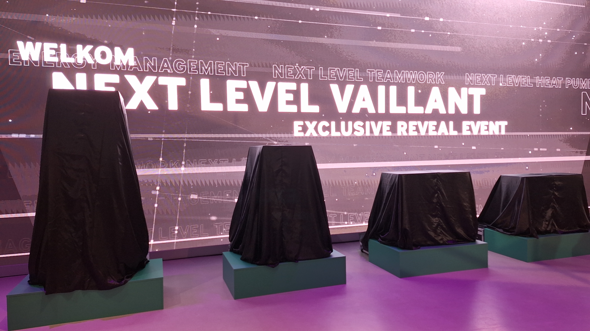 De nieuwe Vaillant R290 warmtepompen vóór de onthulling - foto: Margo van Voskuilen