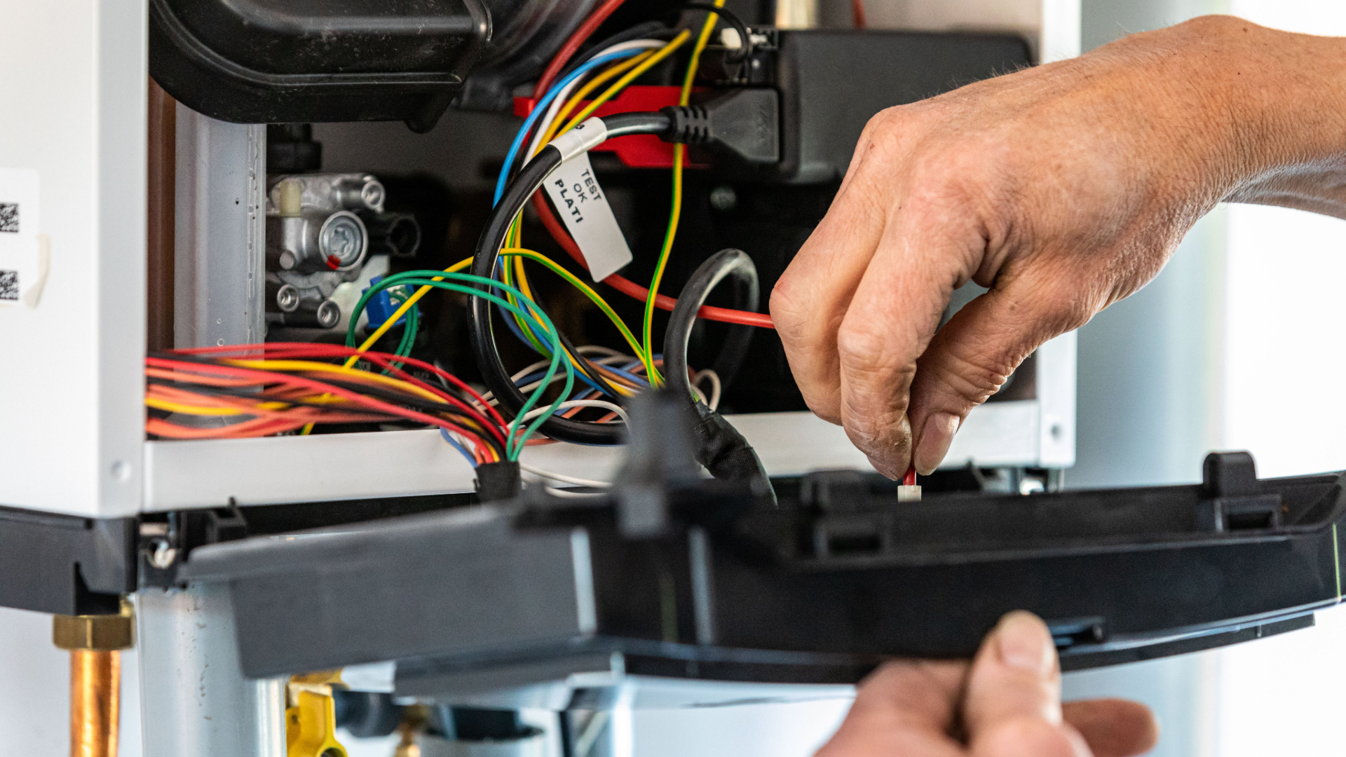 Illustratief - Een installatiemonteur pleegt jaarlijks onderhoud aan een Nefit Proline verwarmingsketel. ANP/NOVUM COPYRIGHT VENEMA MEDIA