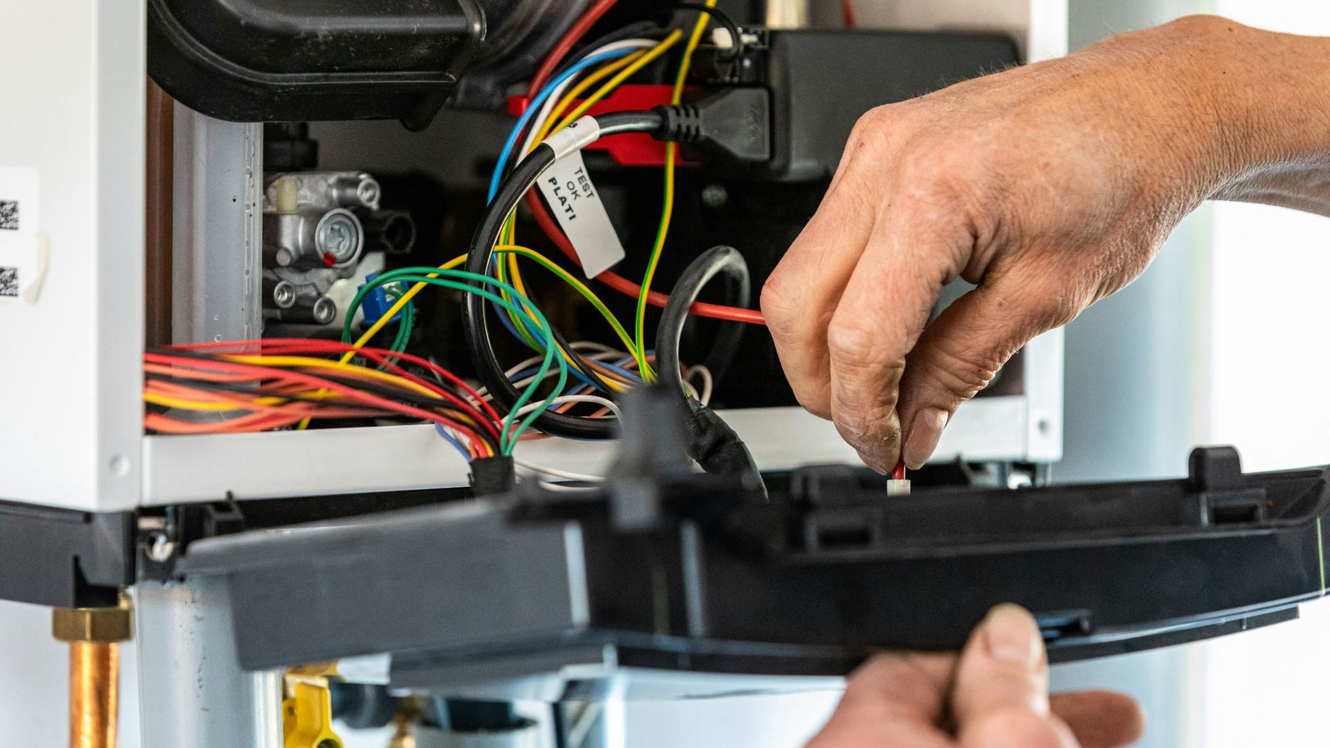 Illustratief - Een installatiemonteur pleegt jaarlijks onderhoud aan een Nefit Proline verwarmingsketel. ANP/NOVUM COPYRIGHT VENEMA MEDIA