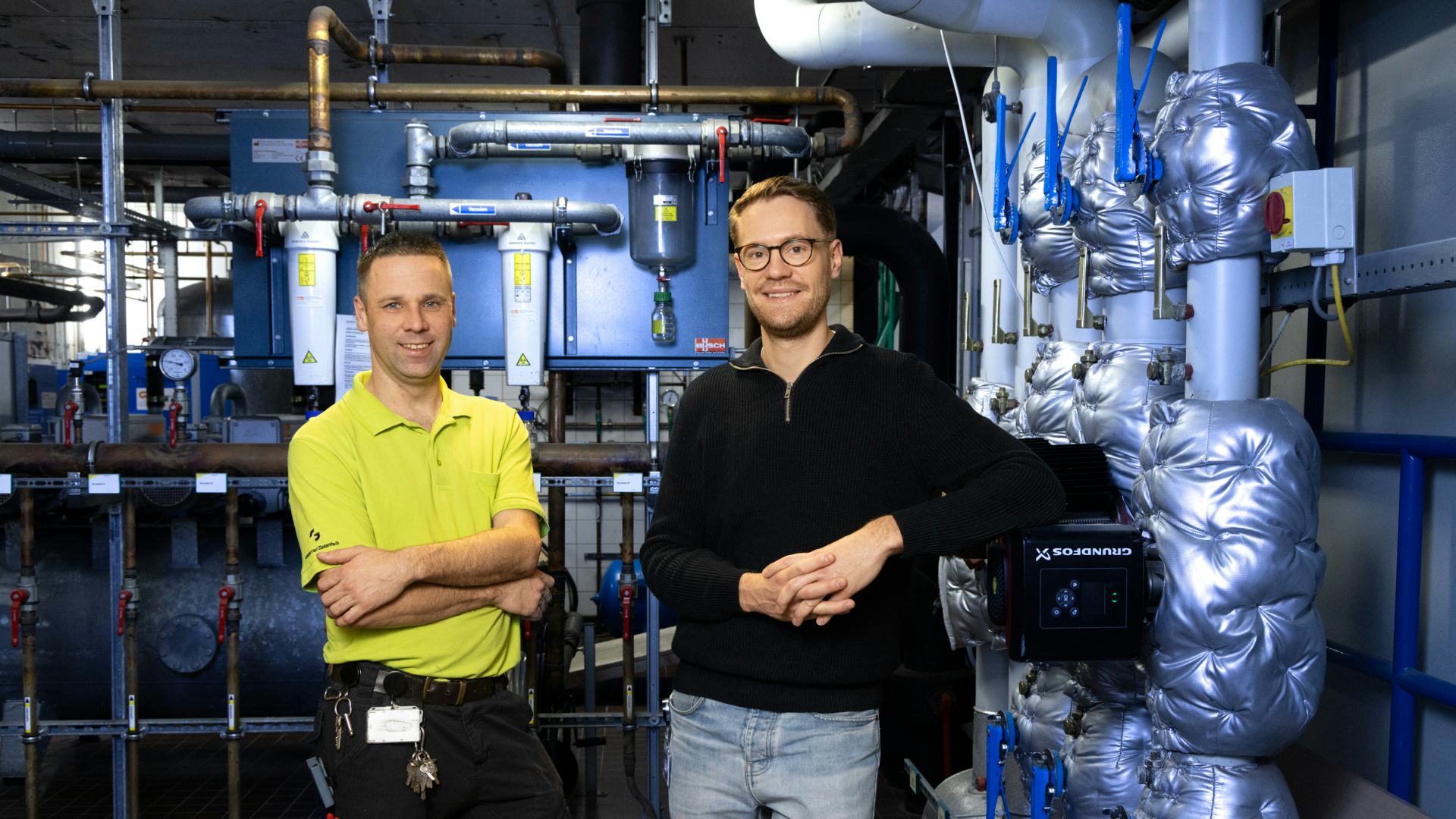 Links Marcel van Beek en rechts Lars Alma, in het huidige ketelhuis waar alle warmte wordt opgewekt.
Halverwege 2026, na een verbouwing/verhuizing, schakelen ze over op een volledig elektrisch systeem.