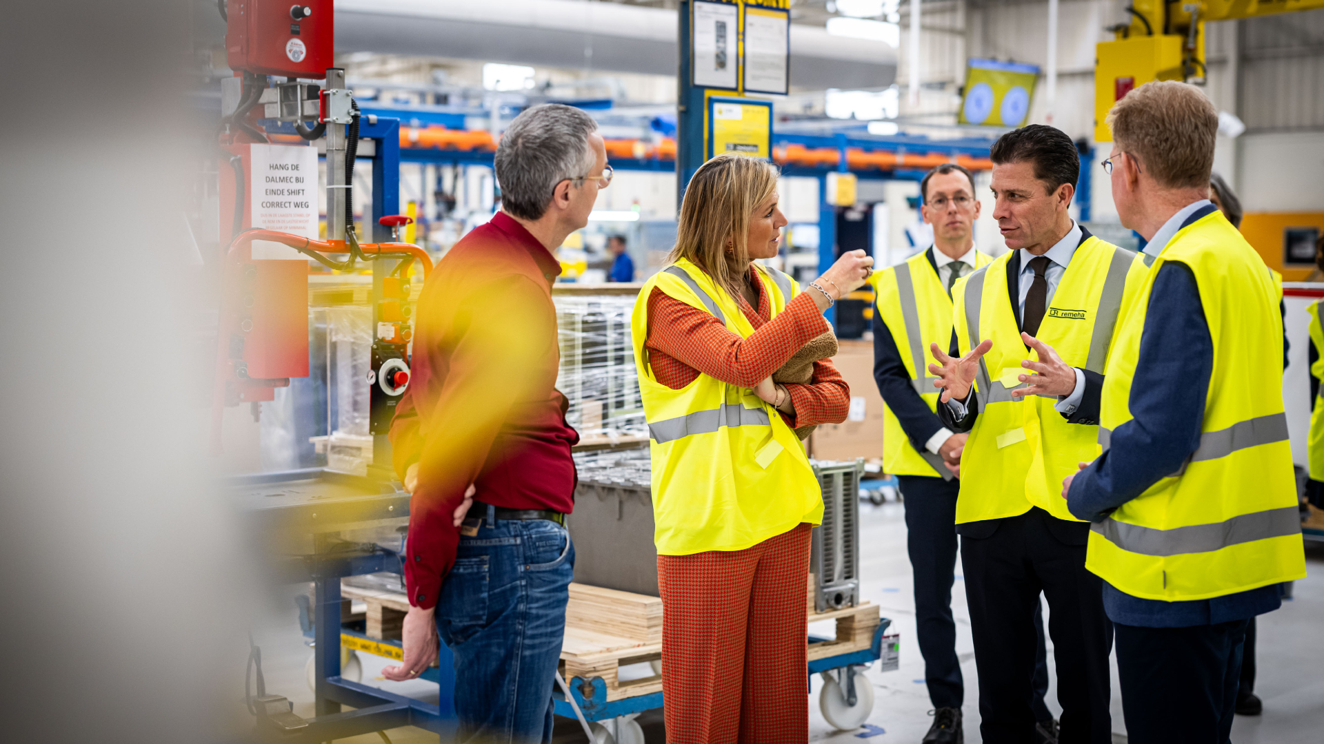 Koningin Máxima krijgt toelichting op het productieproces van hybride warmtepompen bij Remeha - foto: FVBF voor BDR Thermea en Remeha 
