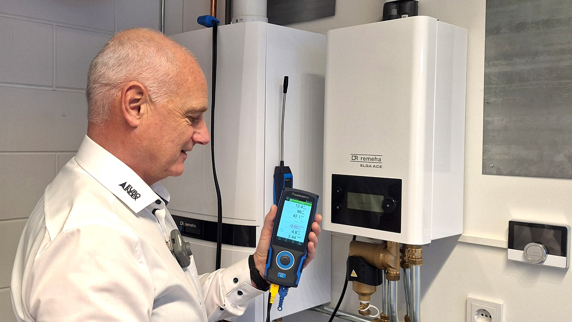 Arjen de Bruin demonstreert een Eurolyzer S1 rookgasanalyser - foto: Euro-Index