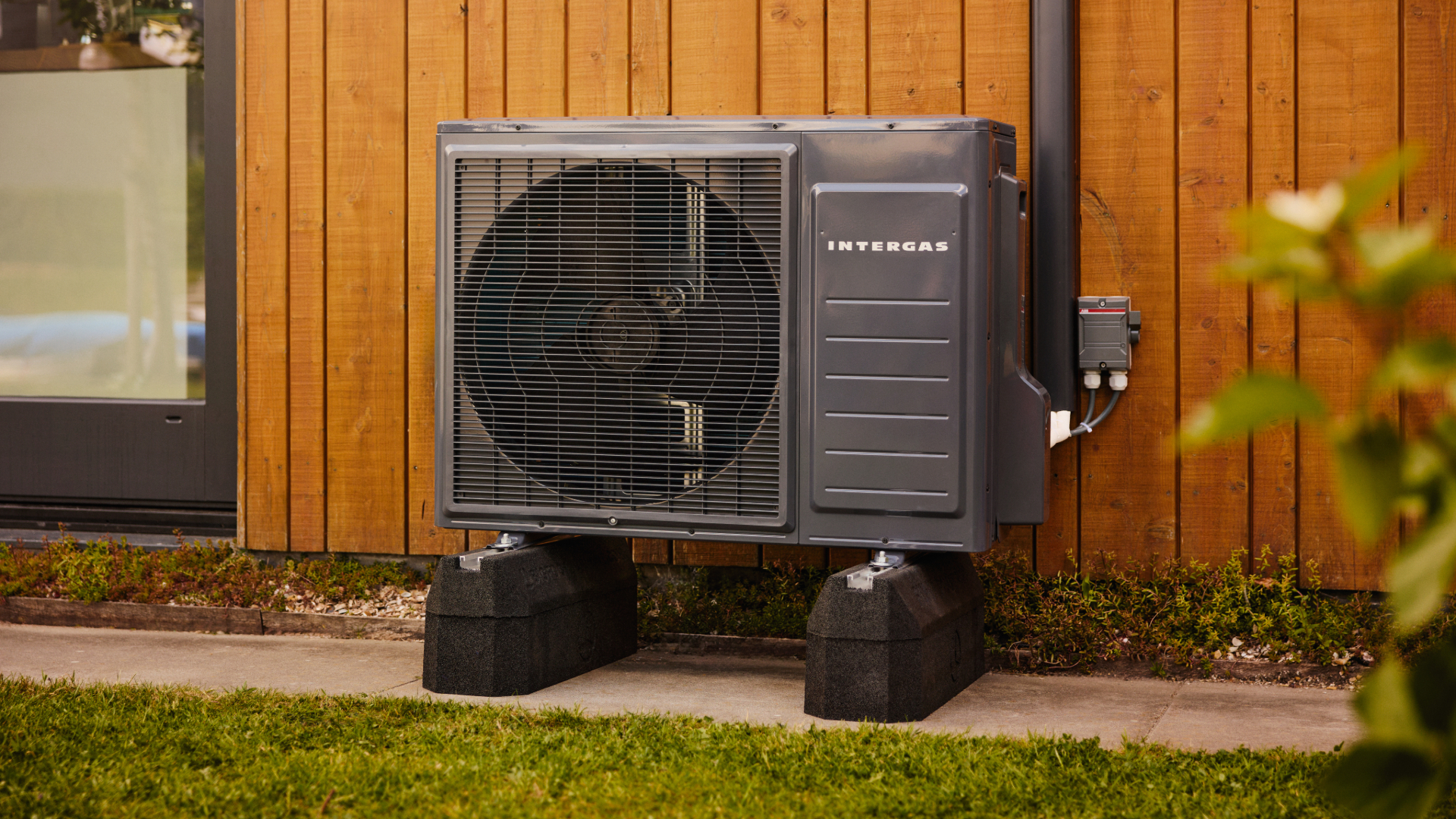 Xtend Cool Grey hybride warmtepomp buitenunit Beeld: Intergas