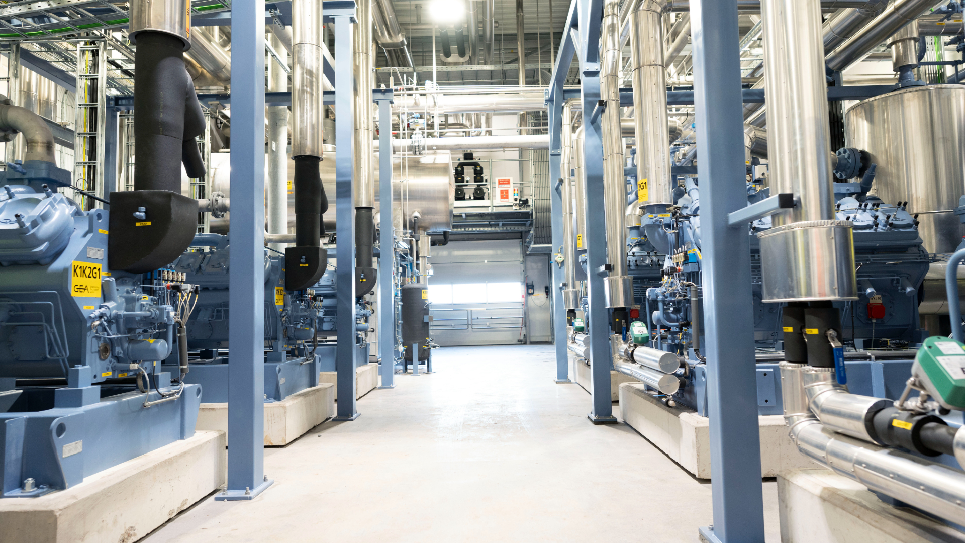 De warmtepompinstallatie is in een afzonderlijke technische ruimte geplaatst. Links de koel- en rechts de warmtepompcompressoren.