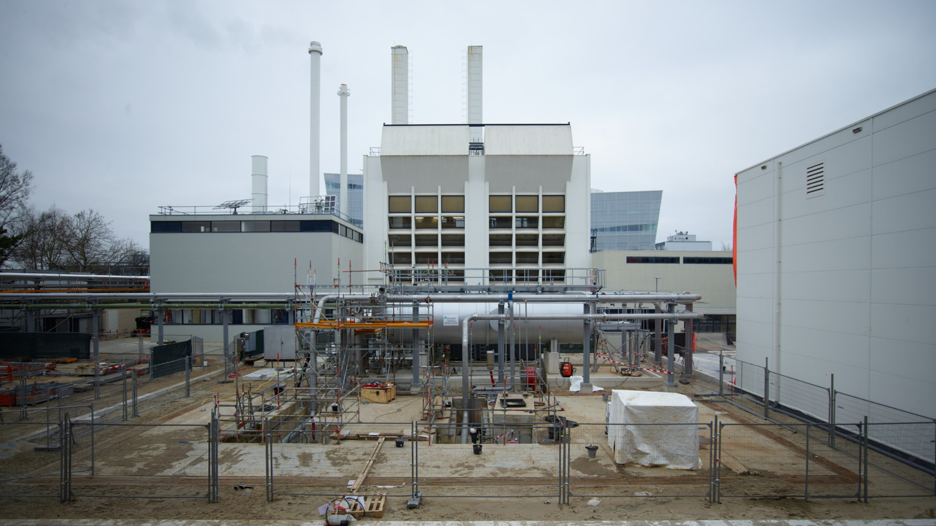 De nieuwe warmtepompcentrale komt naast de bestaande warmtekrachtcentrale van de TU Delft - beeld: Equans