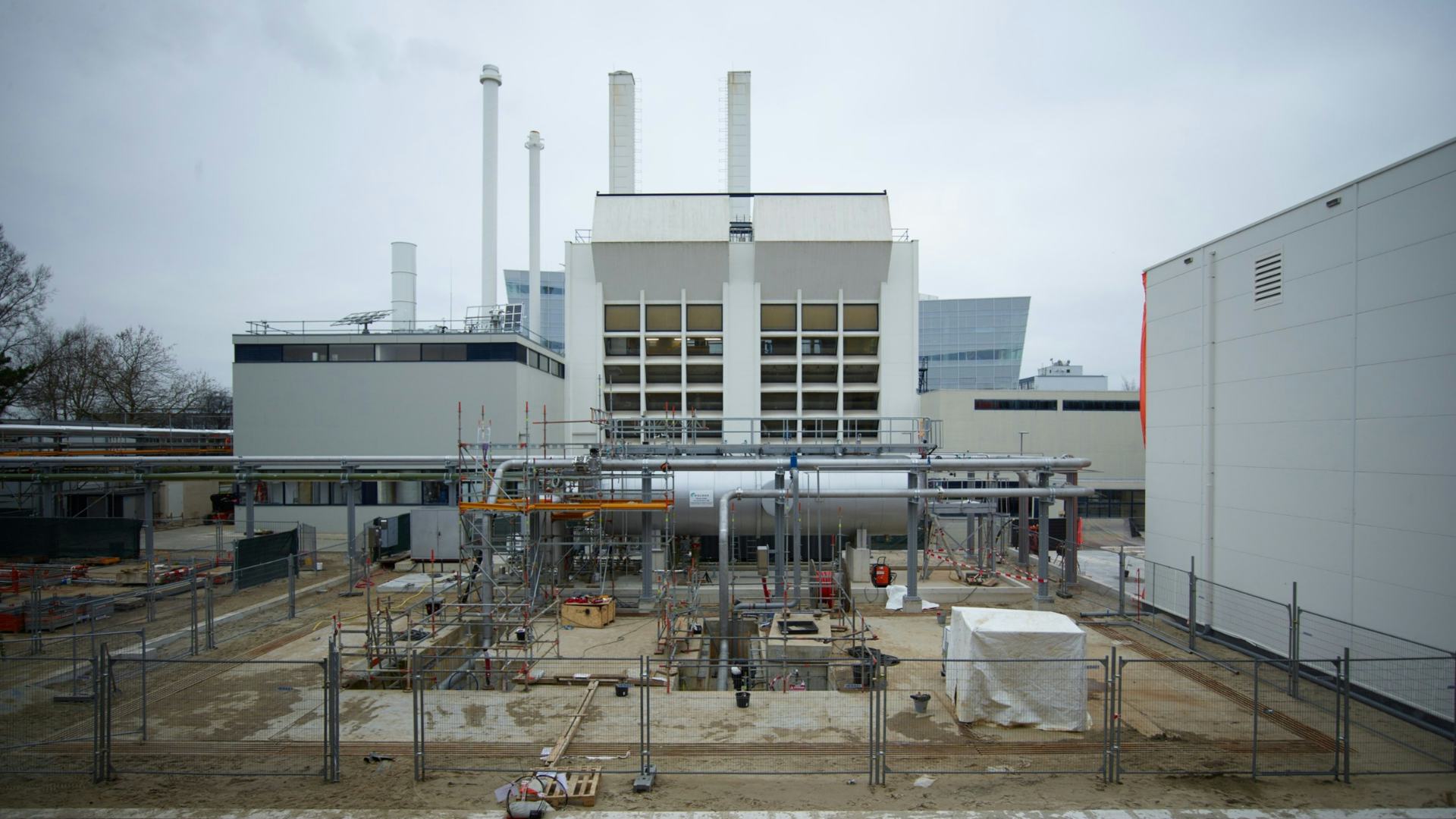 De nieuwe warmtepompcentrale komt naast de bestaande warmtekrachtcentrale van de TU Delft - beeld: Equans