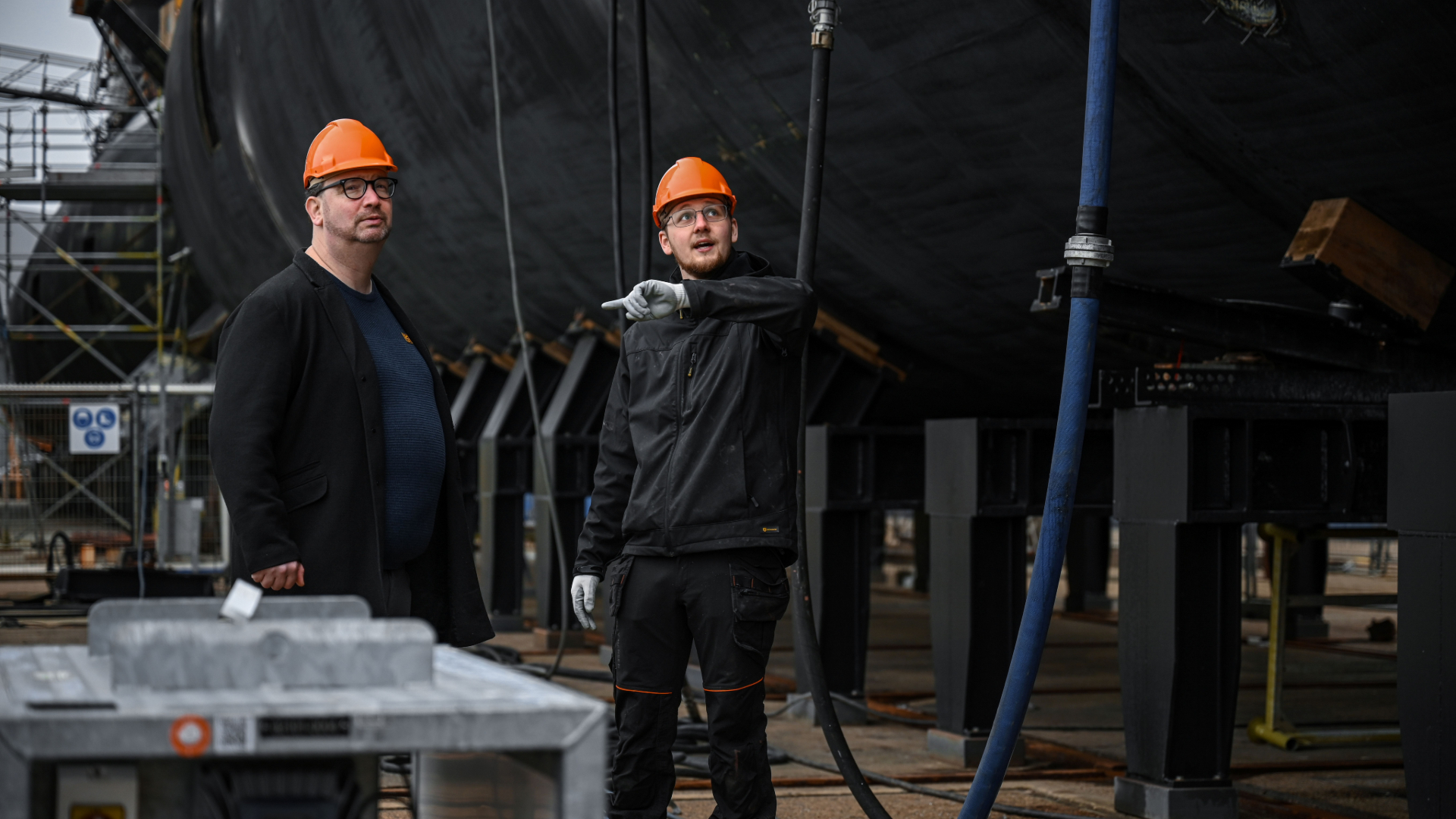Links Paul Nouwens, senior P&O Adviseur bij de Koninklijke Marine, en rechts Bob Overmaat, installatietechnicus werktuigbouwkunde bij de Marine