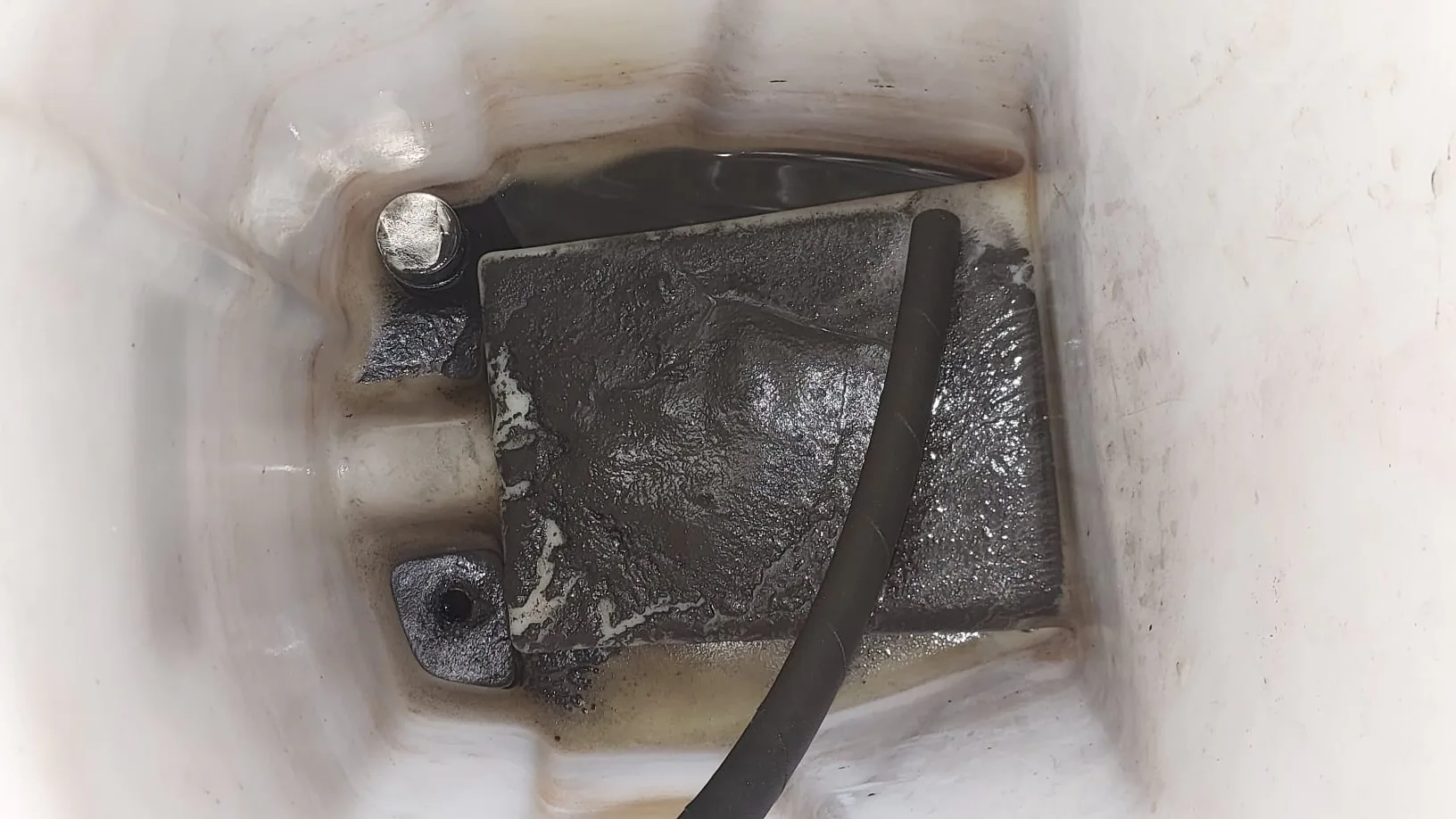 Magnetiet bezinksel dat achterblijft op de bodem van het reinigingsapparaat na het doorspoelen/reinigen van het afgiftesysteem - foto: Schimmel Techniek