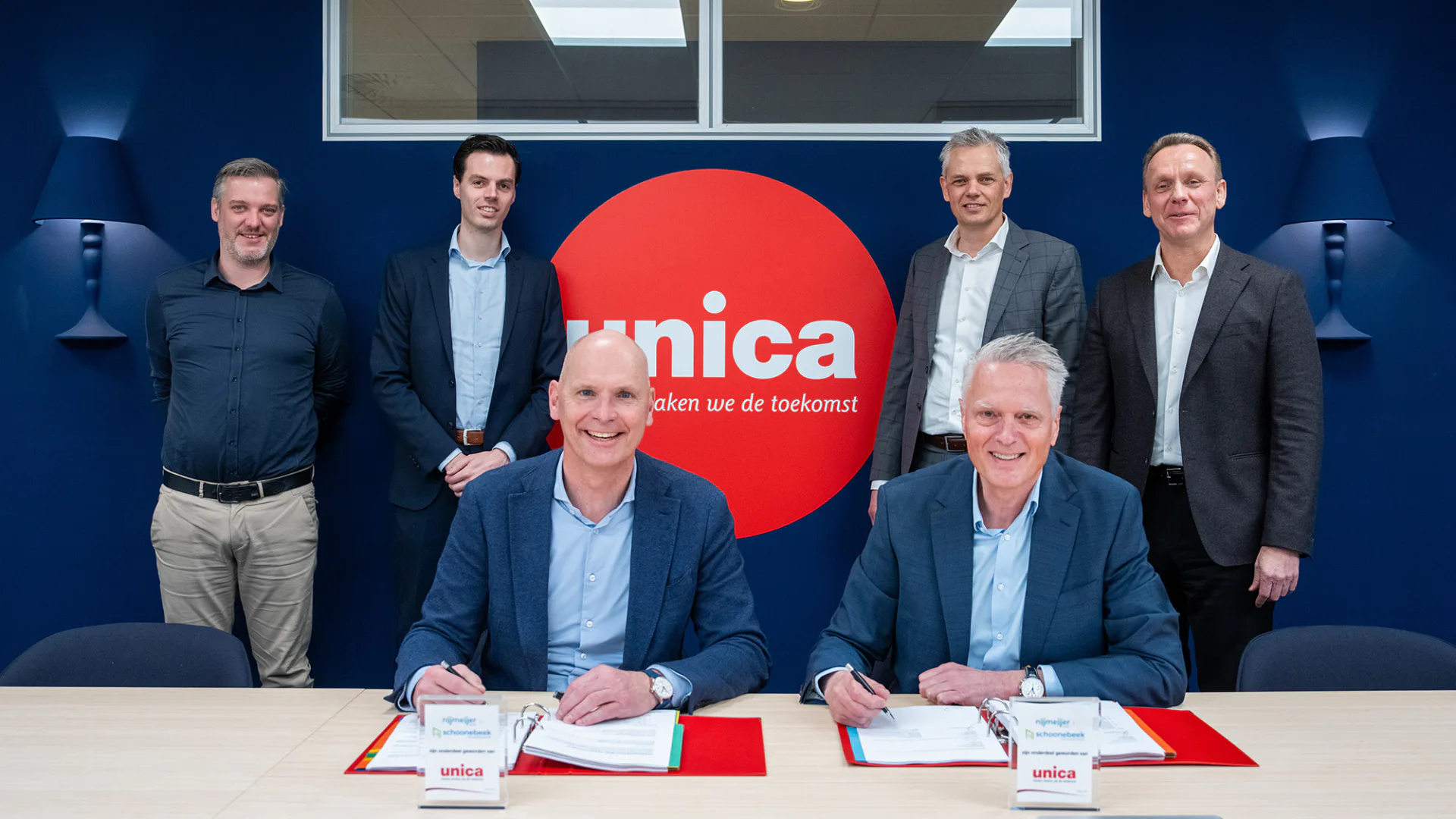 Foto ondertekening met v.l.n.r. op voorgrond : Jilko Andringa (CEO Unica) en Chéry Wortelboer (DGA Nijmeijer en Schoonebeek). Achtergrond: Arjen Bos (directeur Unica Industry Solutions), Ruben Wortelboer (Nijmeijer en Schoonebeek), Antoine Brunink (directeur Unica Building Intelligence) en Ron van Laar (CFO Unica).