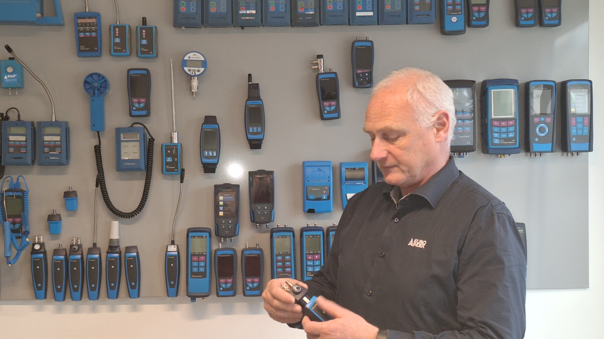 Arjen de Bruin in zijn 'mini-museum' met Euro-Index meetinstrumenten van stokoud tot hypermodern - foto: Margo van Voskuilen