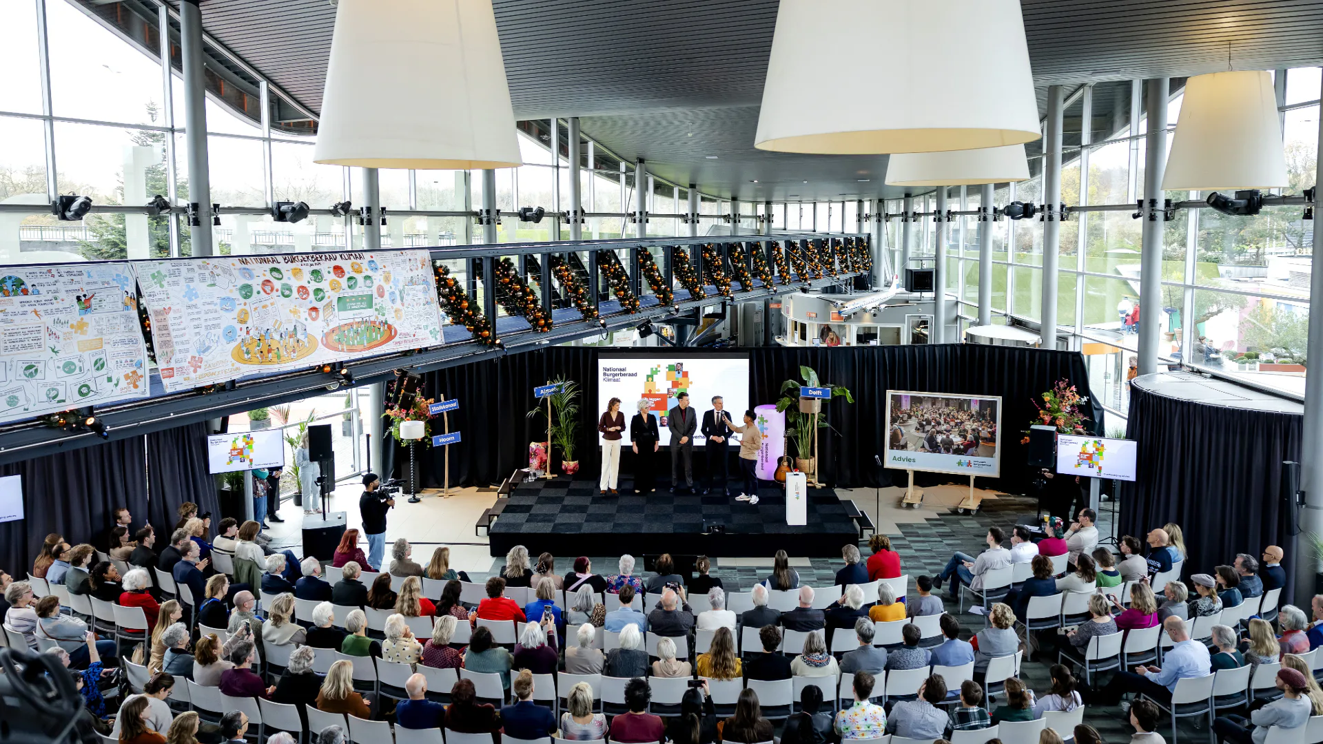 Deelnemers van het Nationaal Burgerberaad Klimaat tijdens de presentatie van hun advies. Beeld: ANP ROBIN VAN LONKHUIJSEN