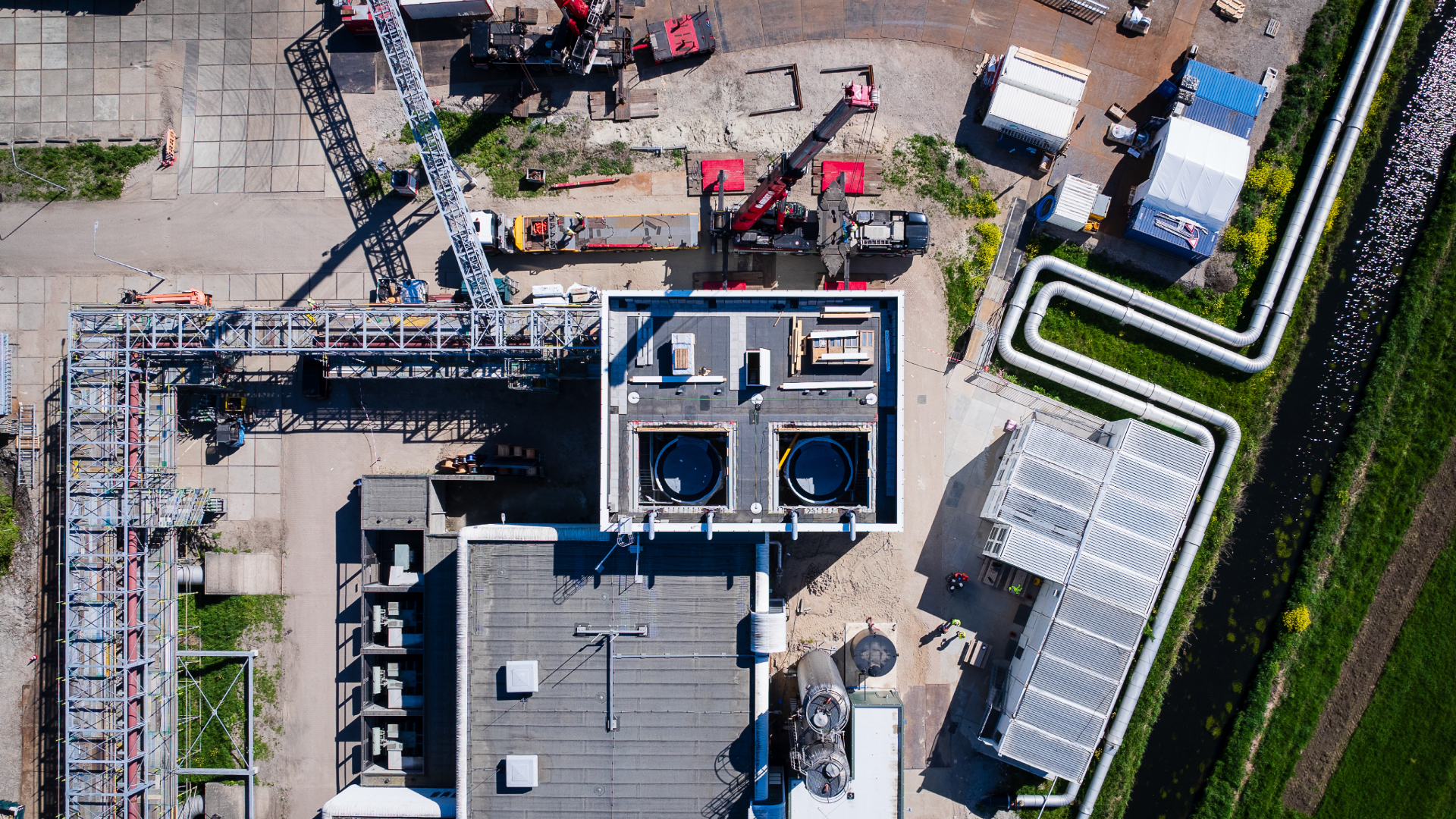 De hulpwarmtecentrale bij Geertruidenberg in aanbouw, vanuit de lucht gezien - beeld: Ennatuurlijk