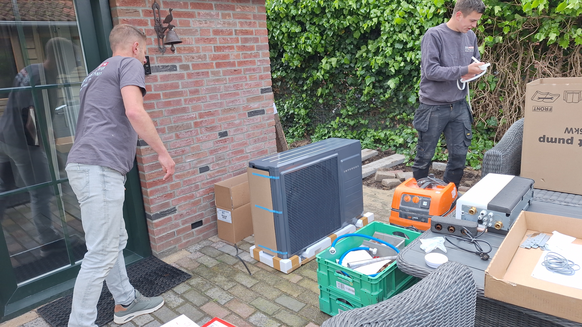 Pieter en Daan Wonink pakken de Intergas Xtend Eco 5kW warmtepomp uit - foto: Margo van Voskuilen
