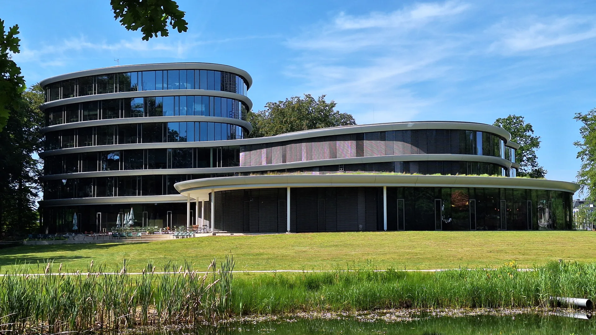 Het hoofdkantoor van de Triodos Bank op Landgoed de Reehorst in Driebergen is een voorbeeld van een circulair en installatie-arm gebouw, ontworpen door RAU architecten en Ex Interiors. Foto: Margo van Voskuilen