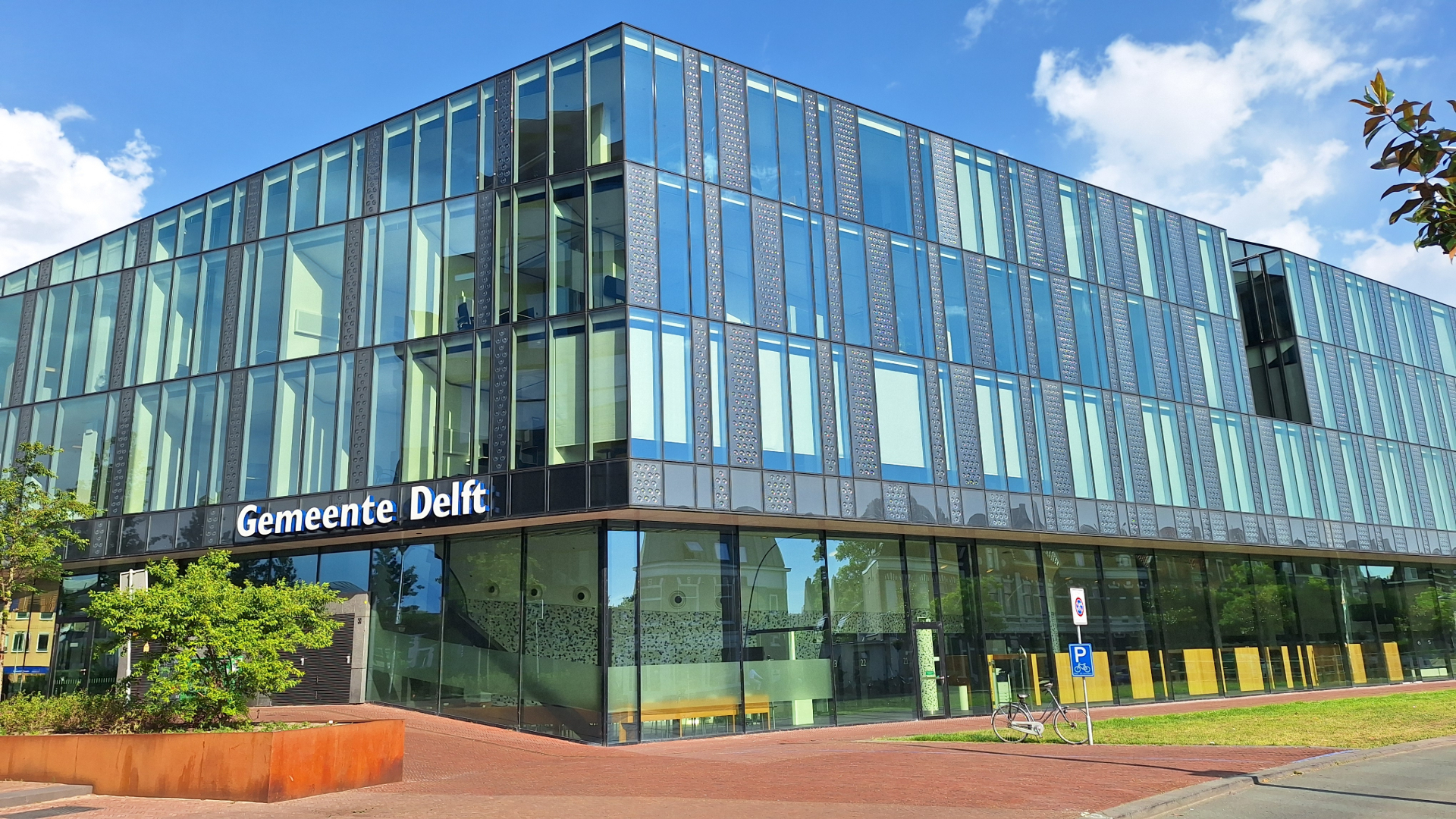 Stadskantoor Delft, ontwerp van Mecanoo, met veel glas in de gevel. Foto: Margo van Voskuilen