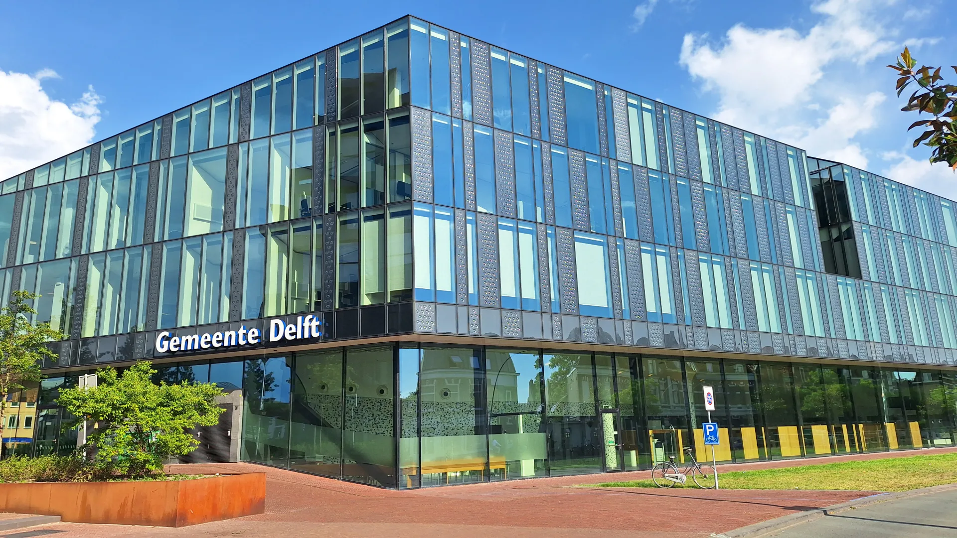 Stadskantoor Delft, ontwerp van Mecanoo, met veel glas in de gevel. Foto: Margo van Voskuilen