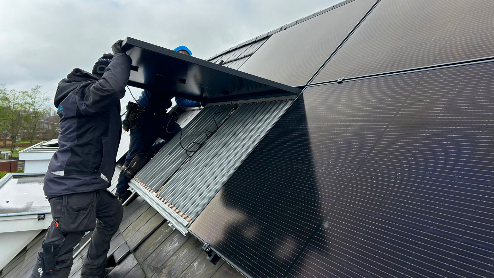 Installatie van een PVT-paneel op het dak - beeld: HR Energy