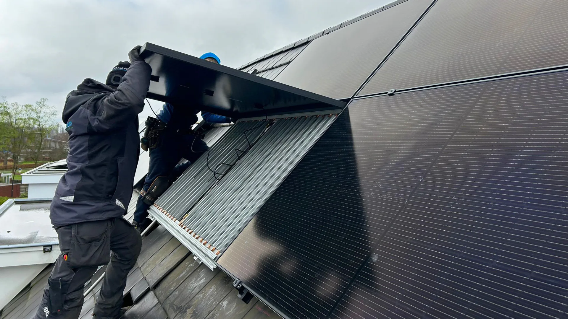 Installatie van een PVT-paneel op het dak - beeld: HR Energy