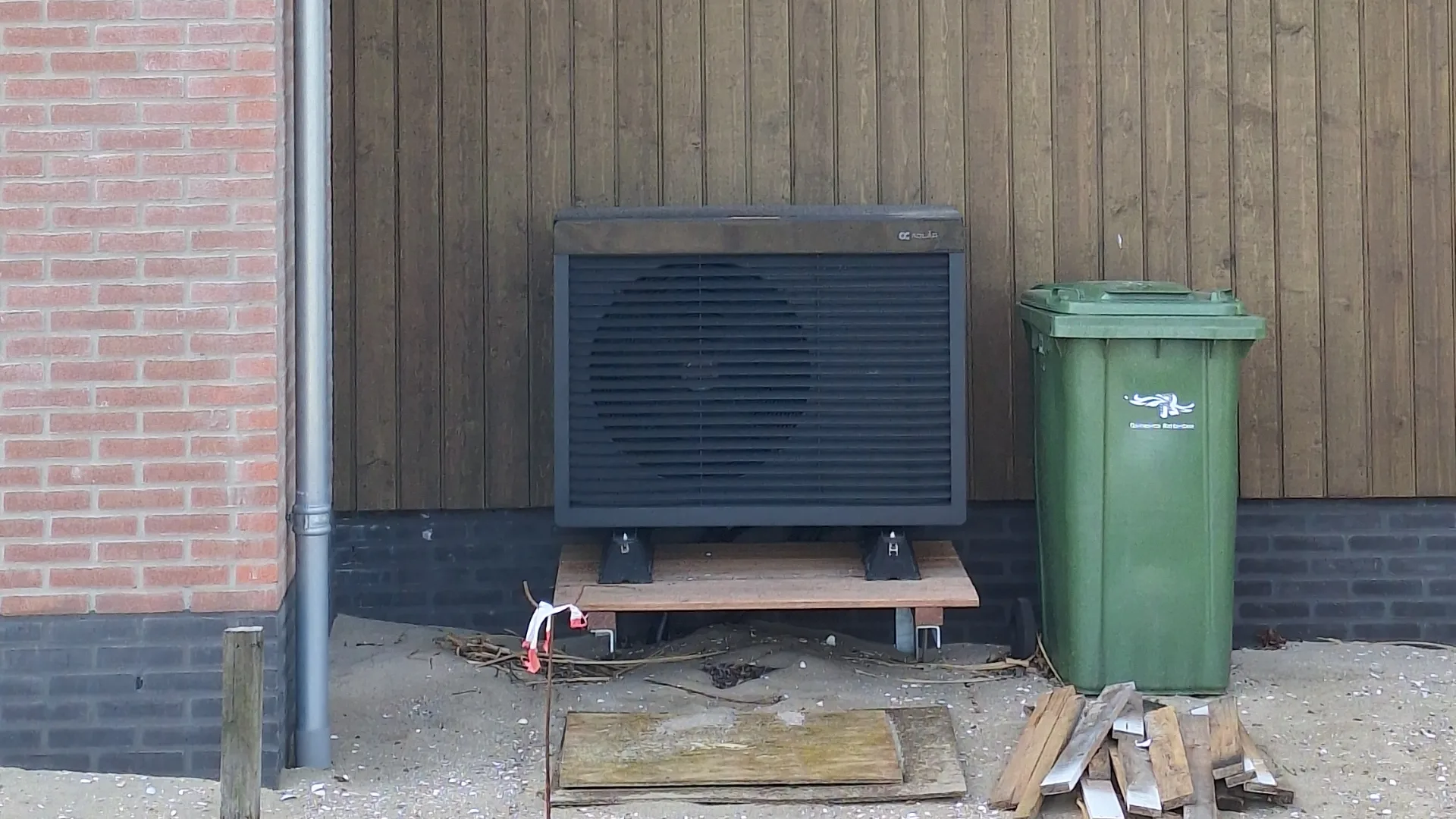 Buitenunit l/w-warmtepomp bij woning in aanbouw - foto: Margo van Voskuilen