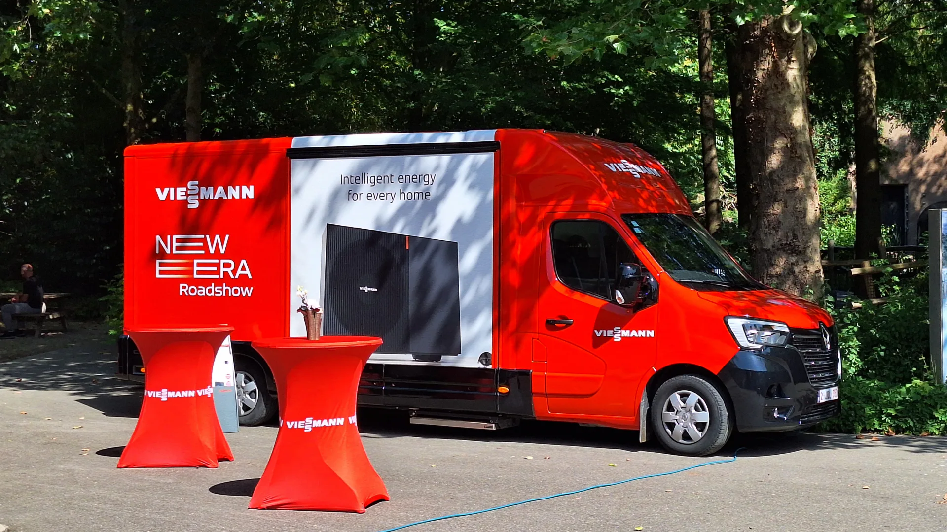De Viessmann-roadshowbus, met op de zijkant een afbeelding van de nieuwe Vitocal 200-A IE, staat in de schaduw van het Dikhuidenwoud in Diergaarde Blijdorp in Rotterdam - foto: Margo van Voskuilen