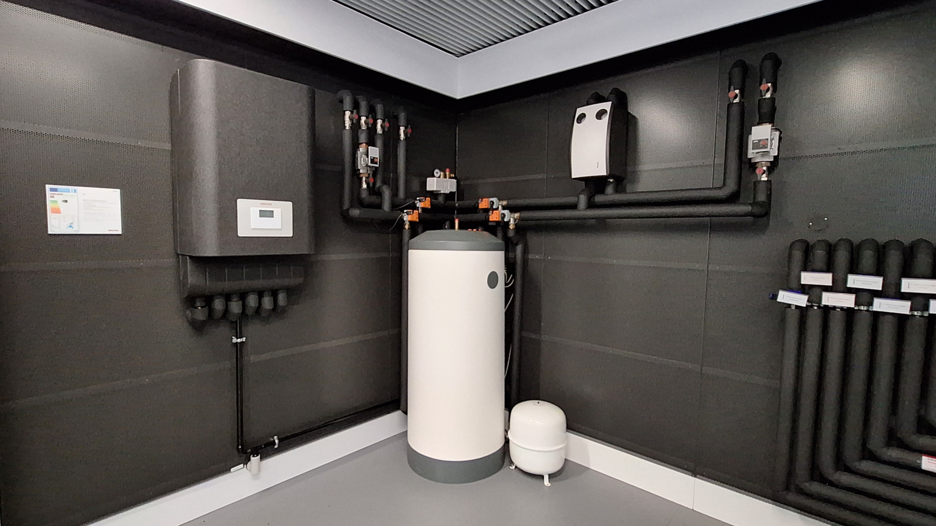 Opstelling binnenunit warmtepomp bij Stiebel Eltron - foto: Margo van Voskuilen