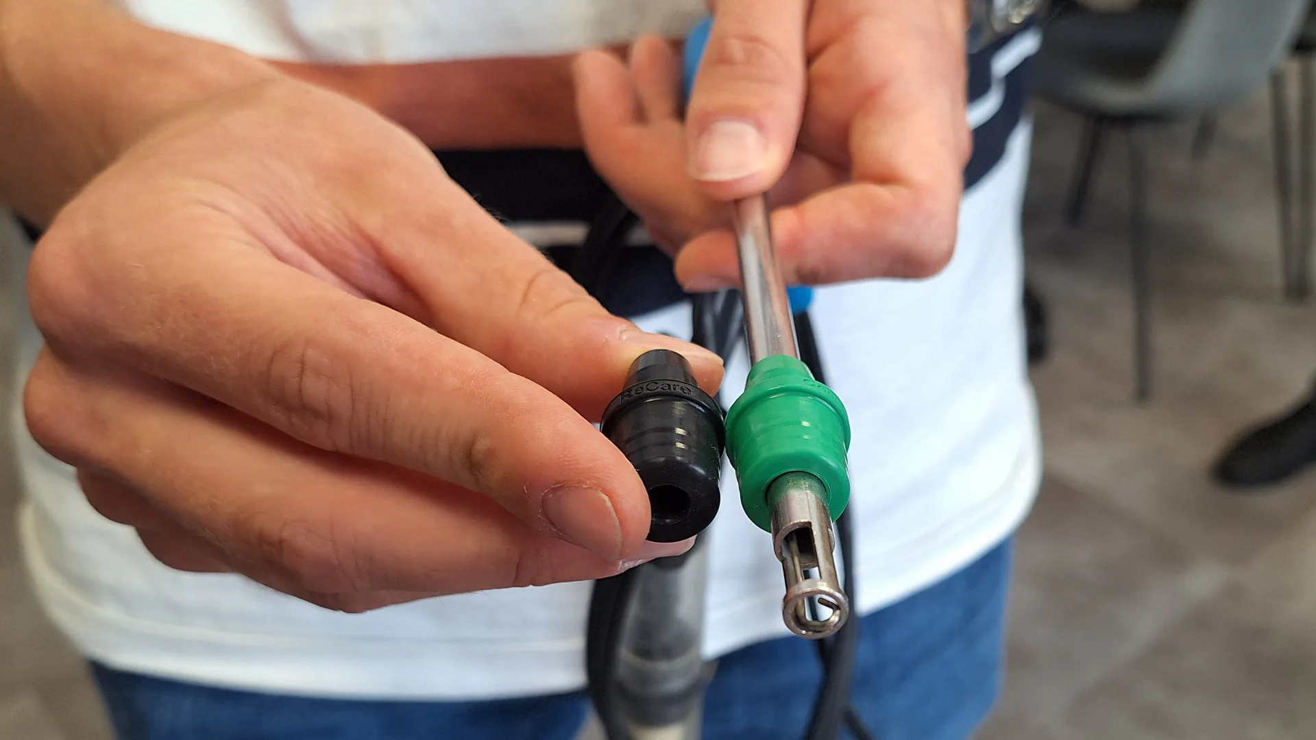 Sjoerd Algra toont de ReCare conusadapter in twee uitvoeringen.
