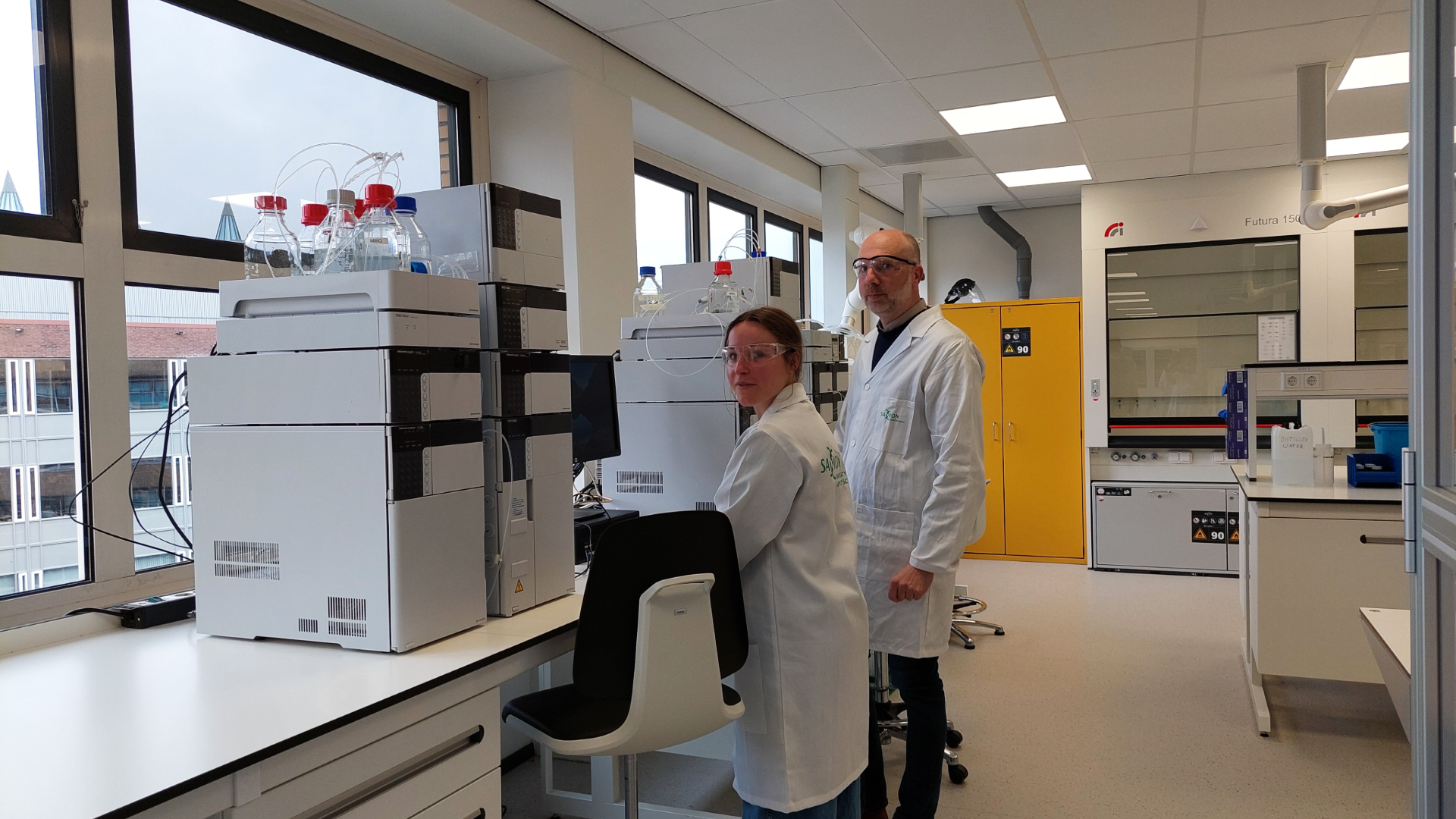 Margot Olde Nordkamp, docent-onderzoeker bij Saxion en Simon Hageman, associate lector bio-energie en warmtesystemen bij Saxion, in het onderzoekslab bij de HPLC (high pressure liquid chromatography) - foto: Marion de Graaff