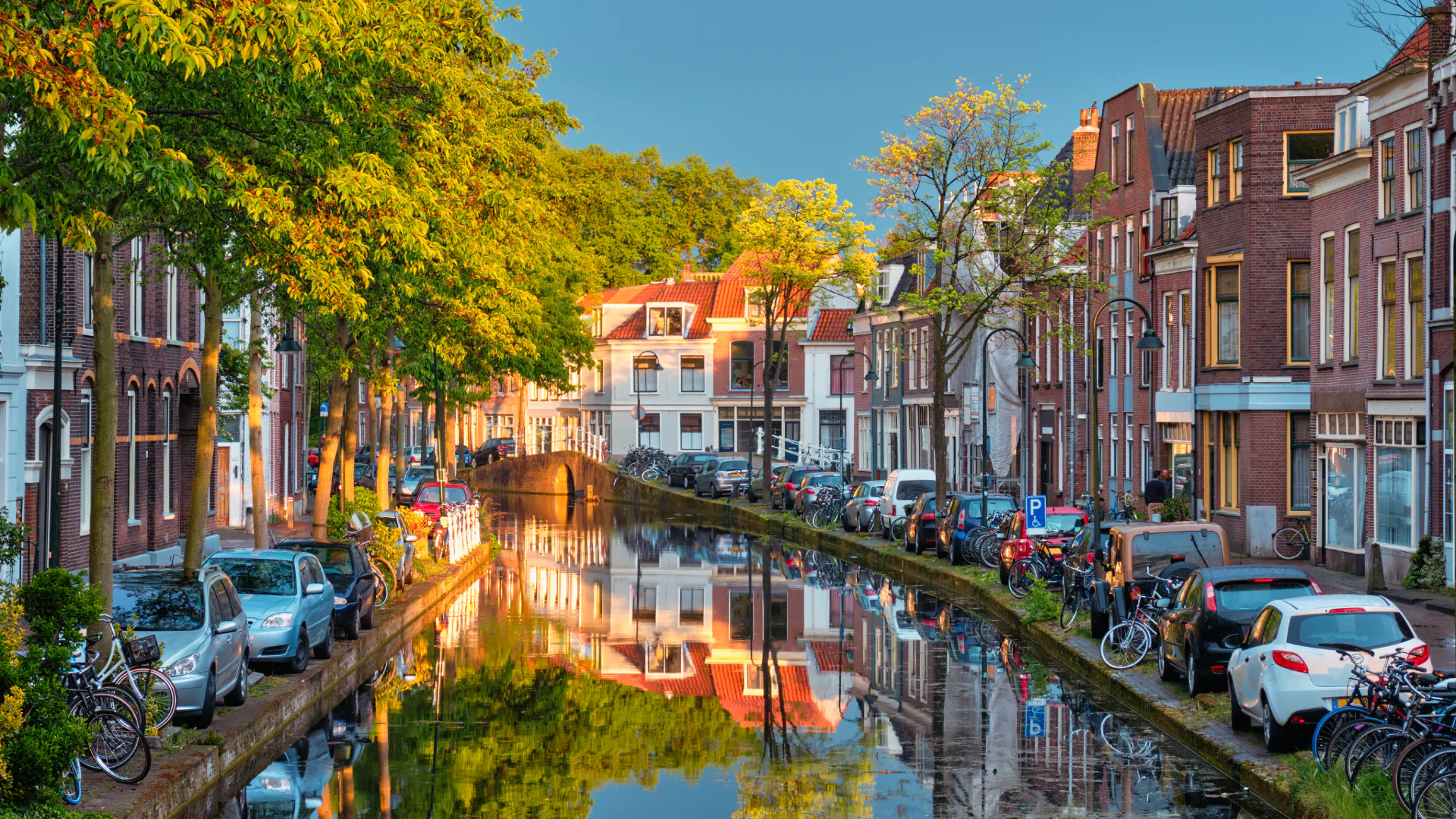 Nederland - en ook Delft - staat vol met oude gebouwen. Beeld: Dmitry Rukhlenko/Shutterstock.com