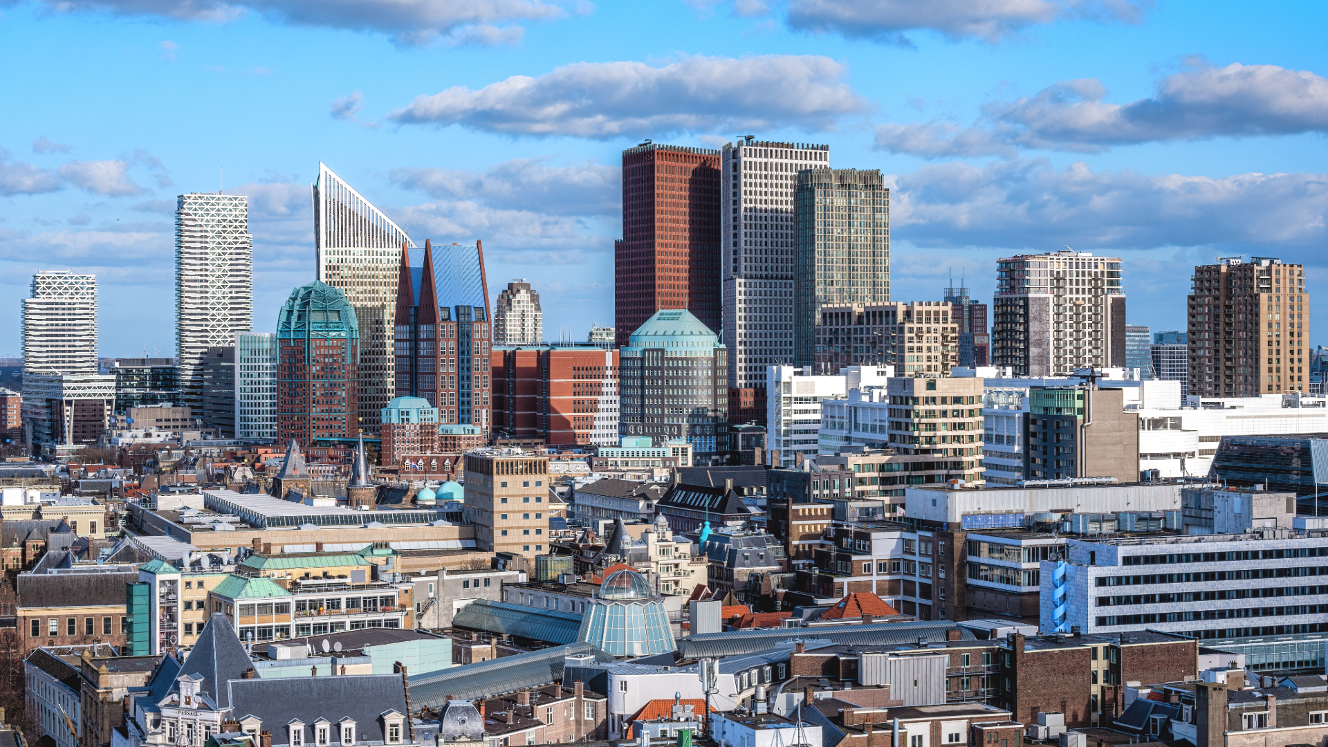 Skyline van Den Haag met daarin de Zürichtoren en de Resident - foto: Atosan/Shutterstock.com