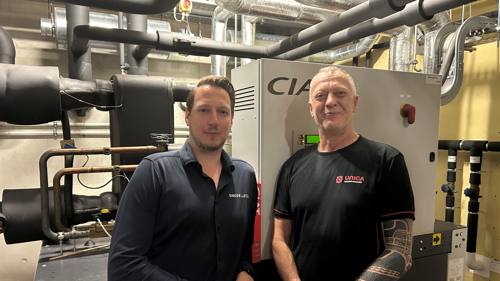 Klimaatinstallatie Singer Laren, met links Bram van Steijn en rechts Remko Brons bij de warmtepomp - foto: Jasper Koenen.