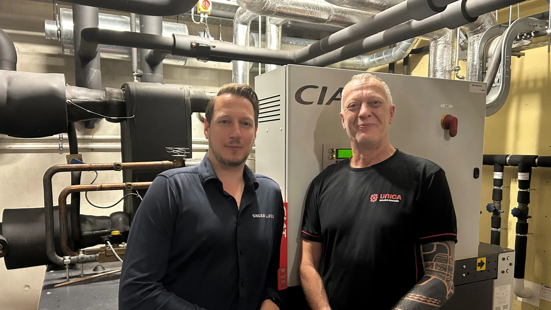 Klimaatinstallatie Singer Laren, met links Bram van Steijn en rechts Remco Brons bij de warmtepomp - foto: Jasper Koenen.