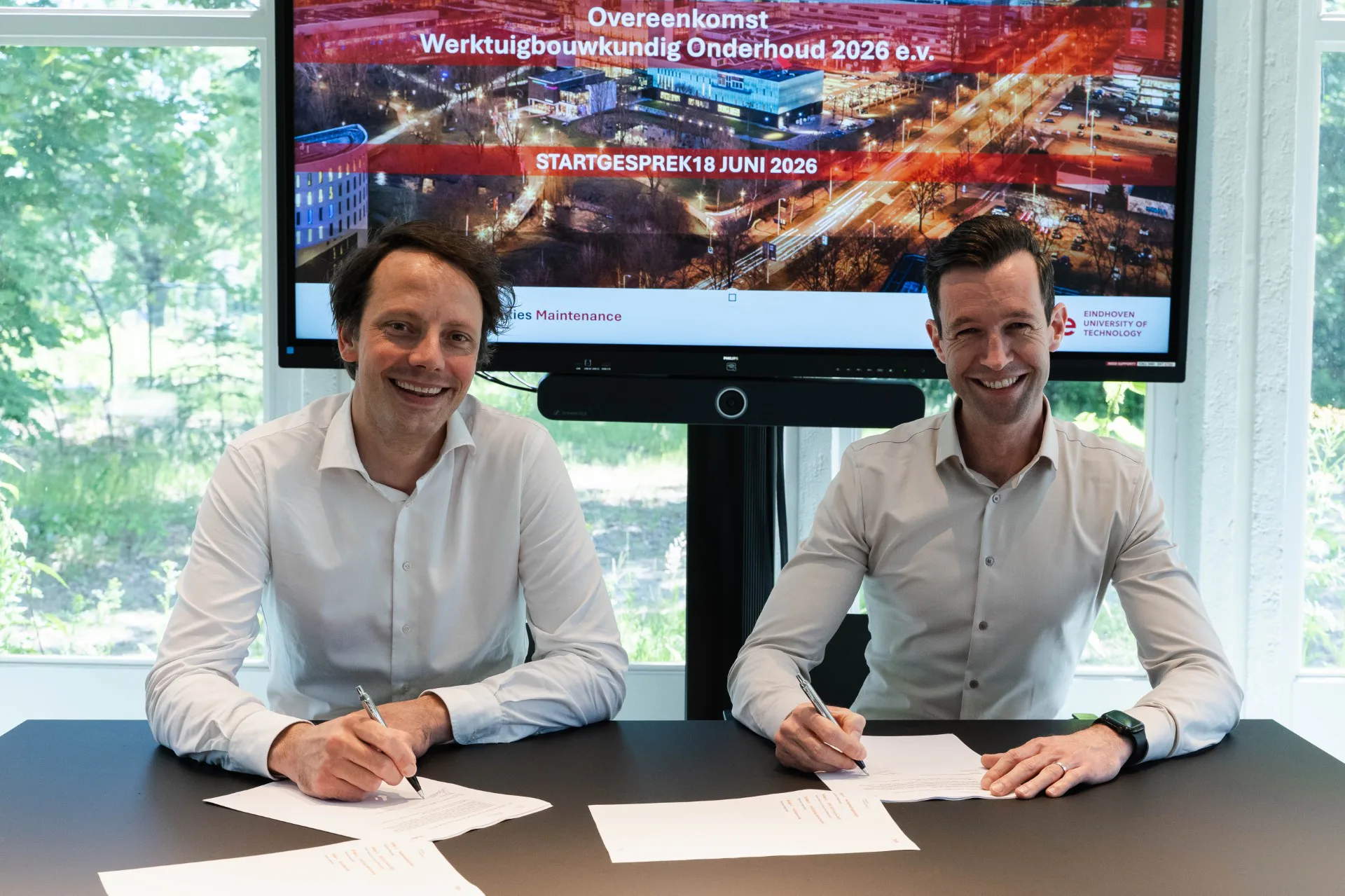 Ondertekeningsmoment contract met links Jan-Willem Schellekens (Deputy Director Campus en Facilities Technische Unversiteit Eindhoven en Jeroen Groenen (Directeur Unica Building Services Eindhoven)