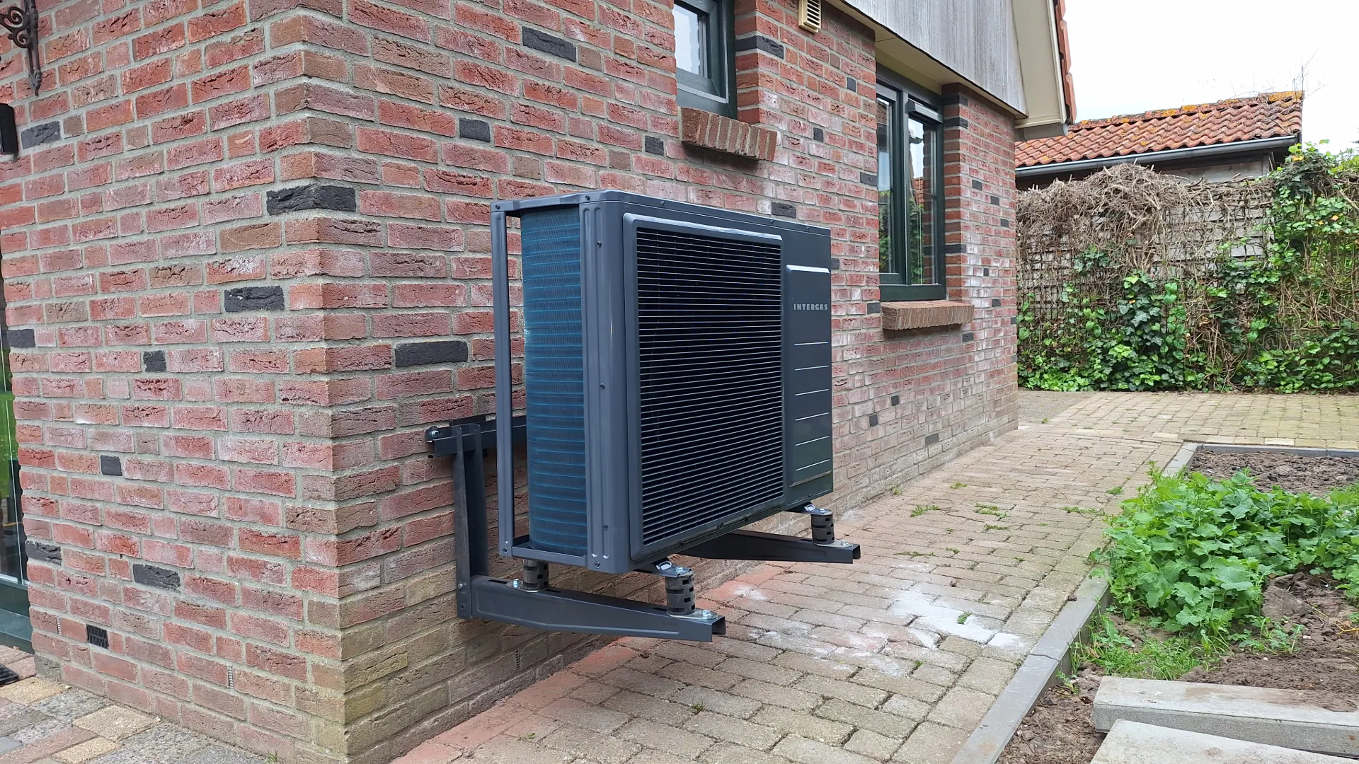 Buitenunit Intergas Xtend Eco 5 kW monoblock lucht/water-warmtepomp in het wild - foto: Margo van Voskuilen