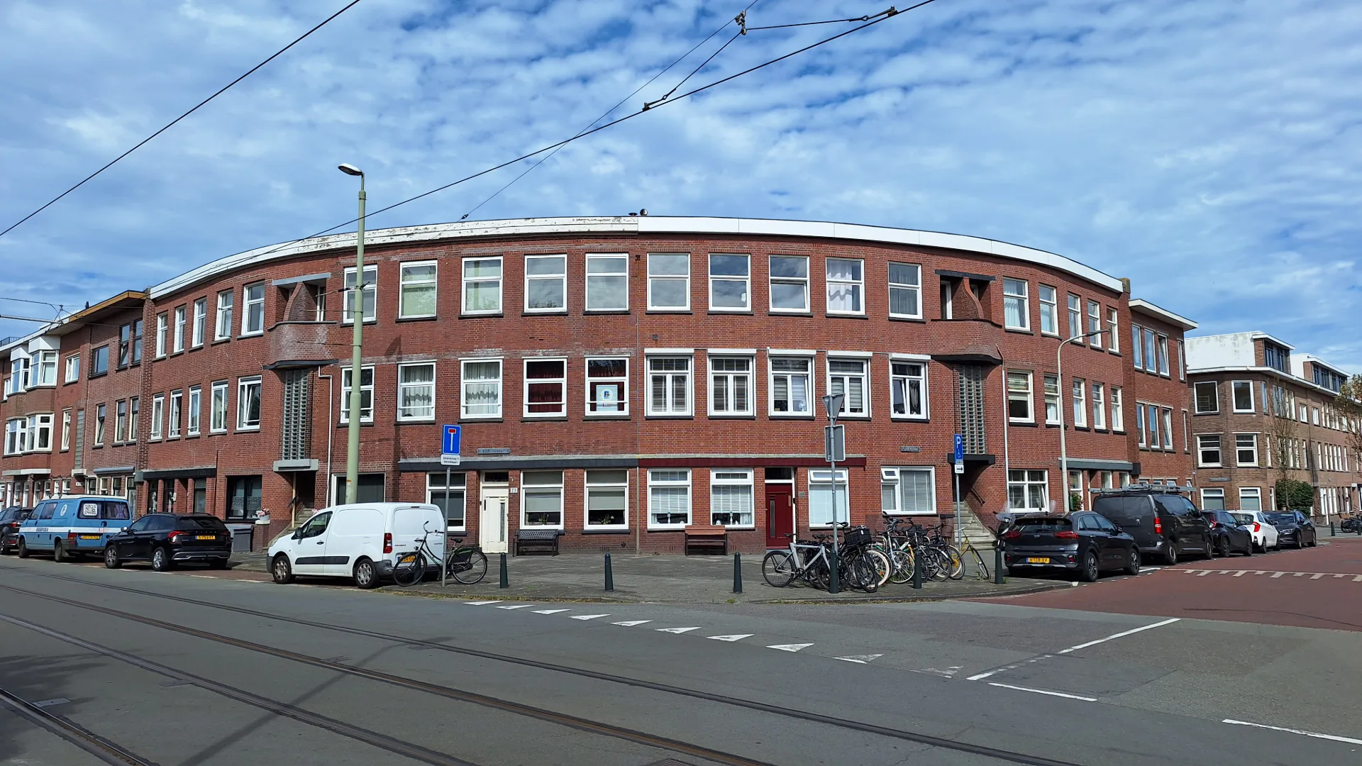 Portiekwoningen in Duindorp, Den Haag. In deze wijk zijn woningen aangesloten op een een zlt-warmtenet op basis van een zeewater-warmte-koudeopslag (WKO)-systeem. Foto: Margo van Voskuilen