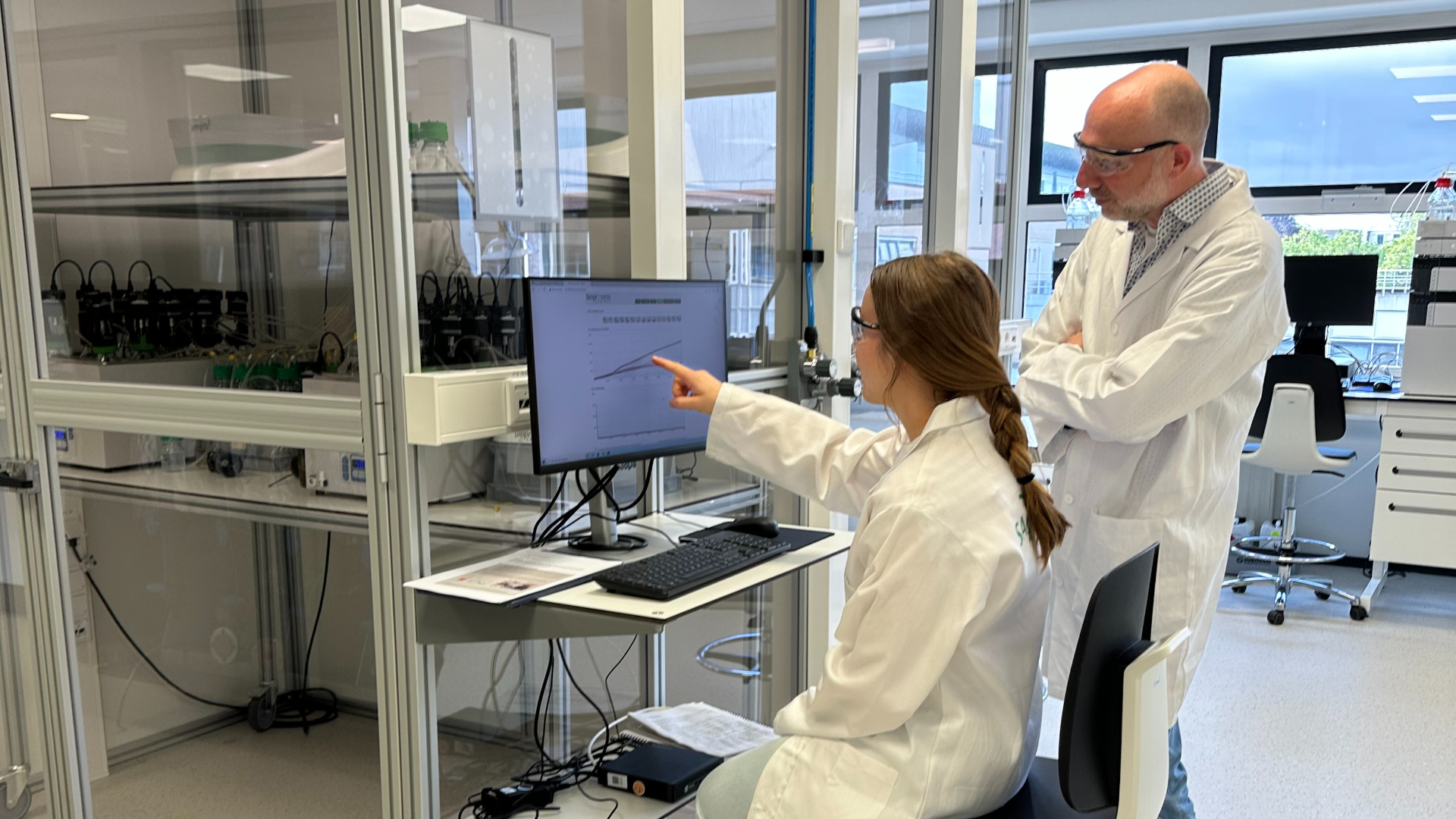Margot Olde Nordkamp en Simon Hagekamp bij AMPTS in in het vernieuwde Bioenergy & Hydrogen Lab van Saxion - foto: Saxion