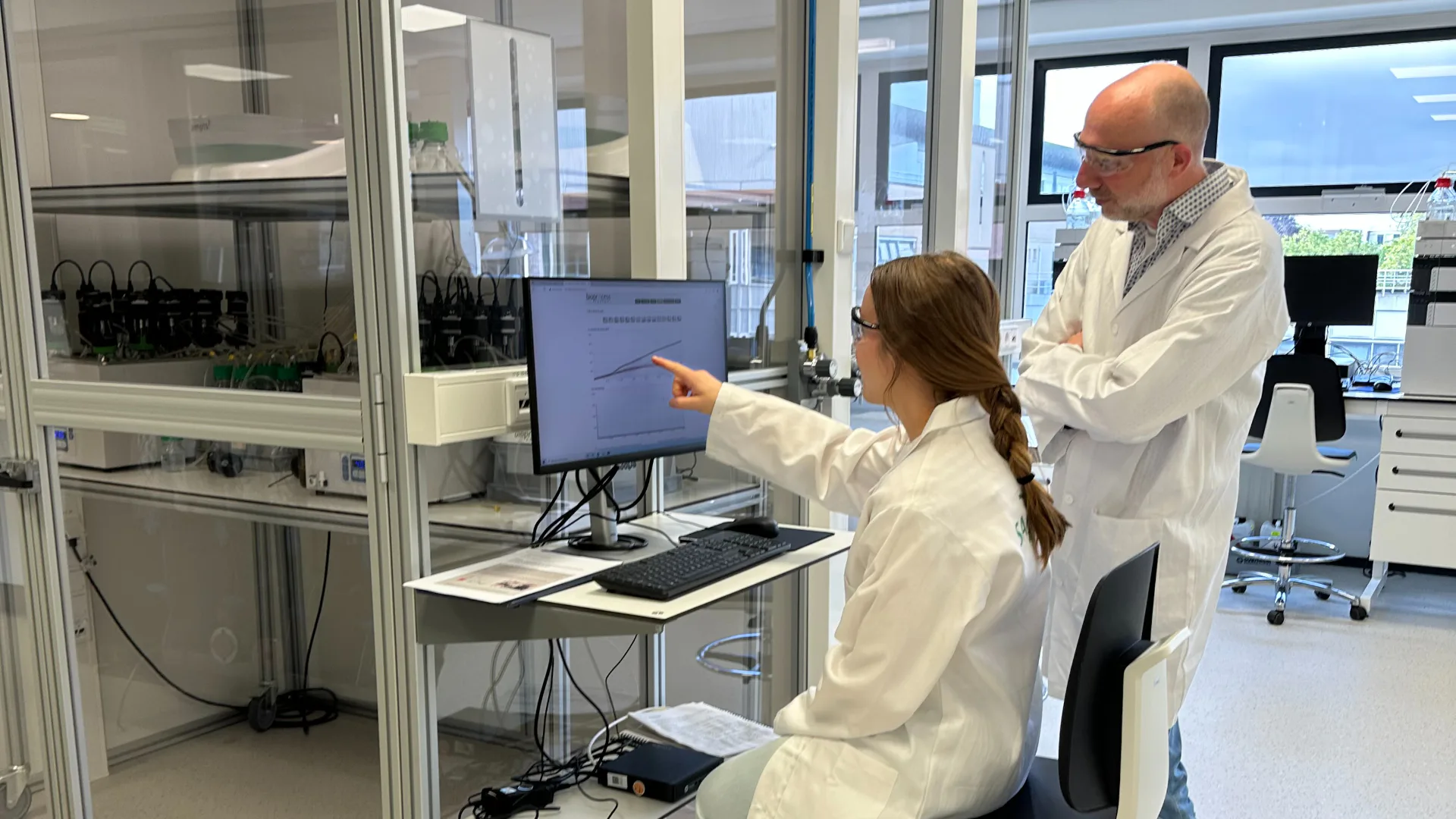 Margot Olde Nordkamp en Simon Hagekamp bij AMPTS in in het vernieuwde Bioenergy & Hydrogen Lab van Saxion - foto: Saxion