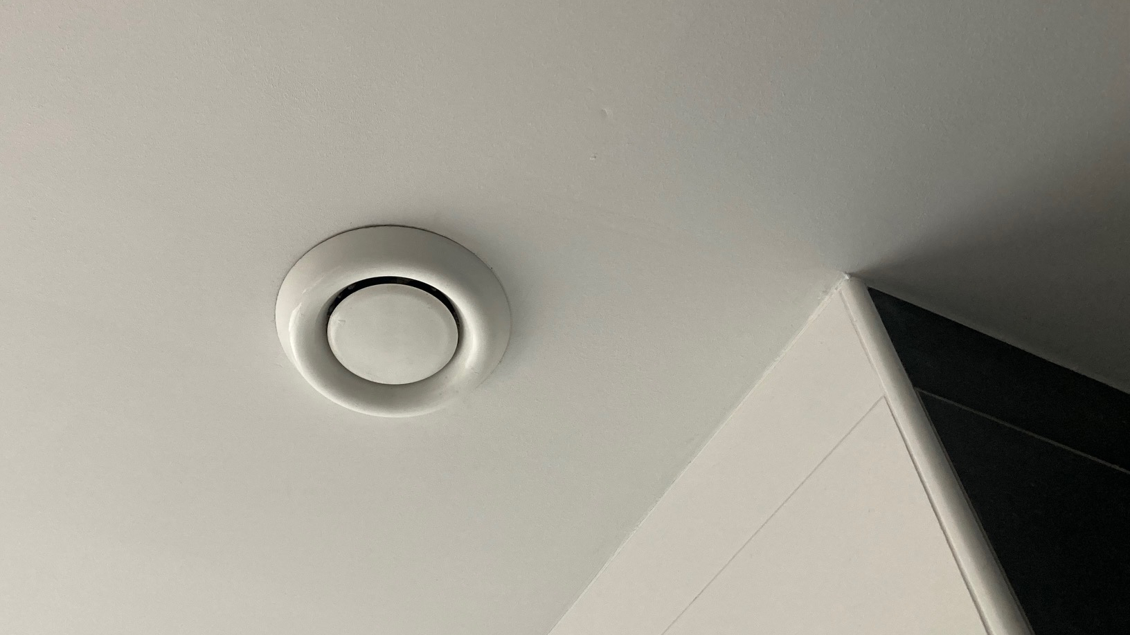 Nee, echt mooi zijn ze niet, die standaard ventilatieventielen... foto: Patty van der Sar