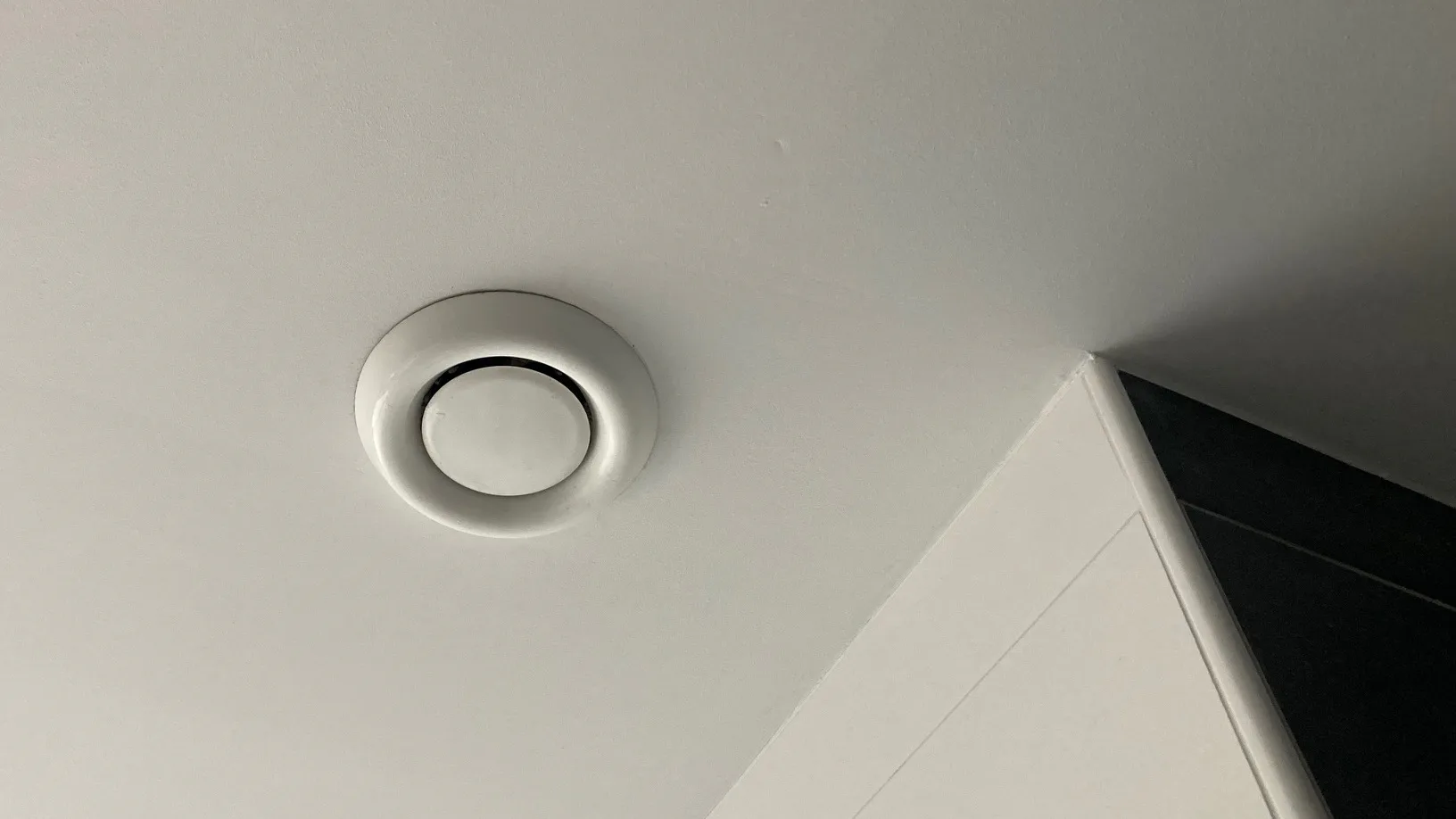Nee, echt mooi zijn ze niet, die standaard ventilatieventielen... foto: Patty van der Sar