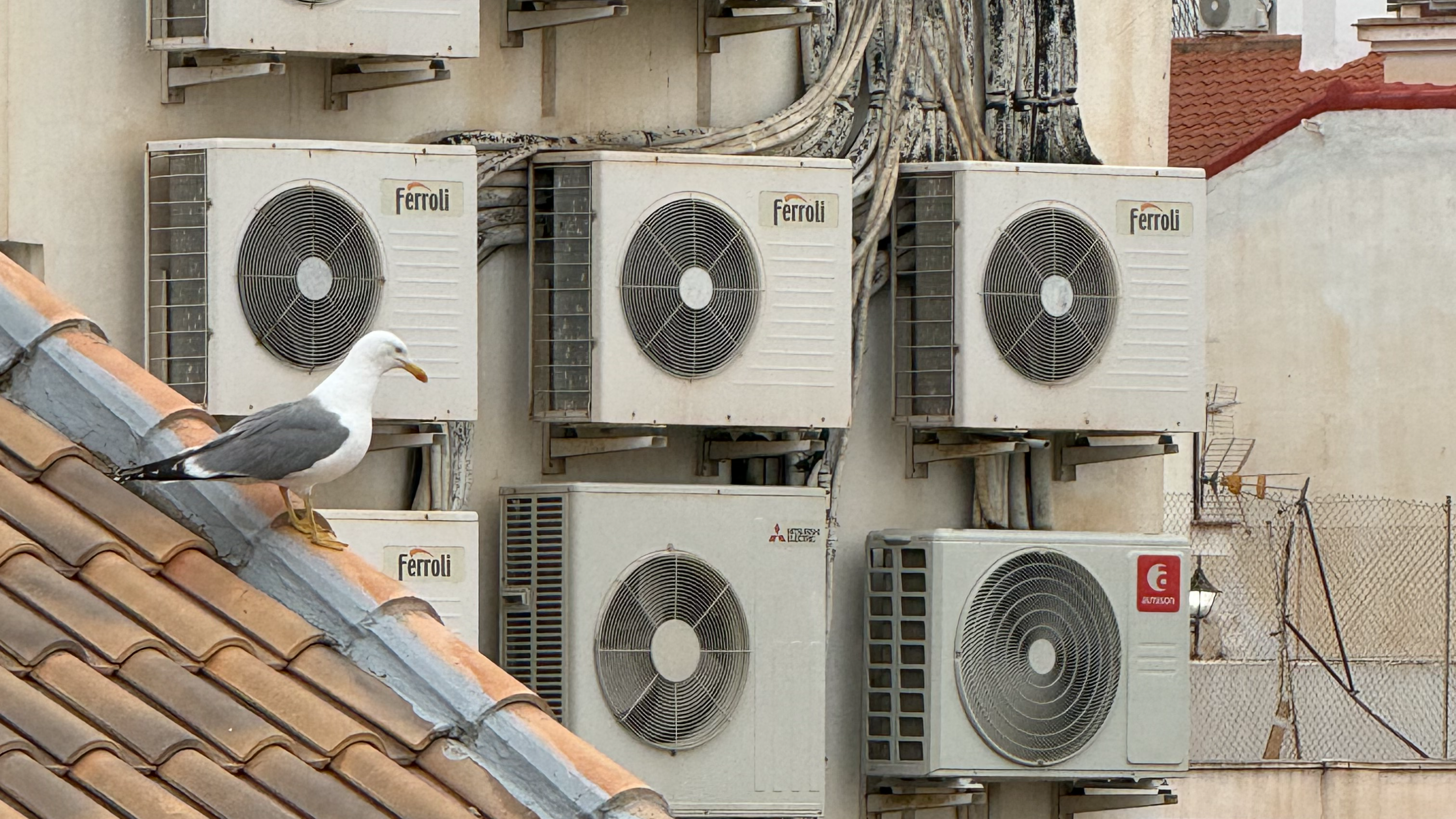 Airconditioning bij woningen in Malaga, Spanje. Beeld: Maarten Legius