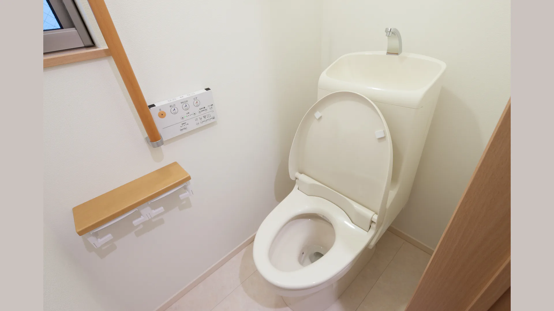 Dit Japanse toilet benut het afvalwater van het fonteintje direct voor de toiletspoeling. Foto: yoshi0511/Shutterstock.com