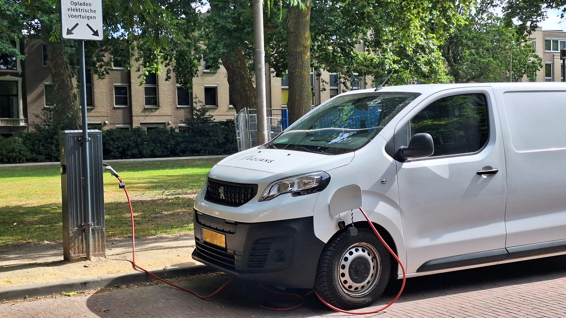 Elektrische bestelbus aan de laadpaal - foto: Margo van Voskuilen